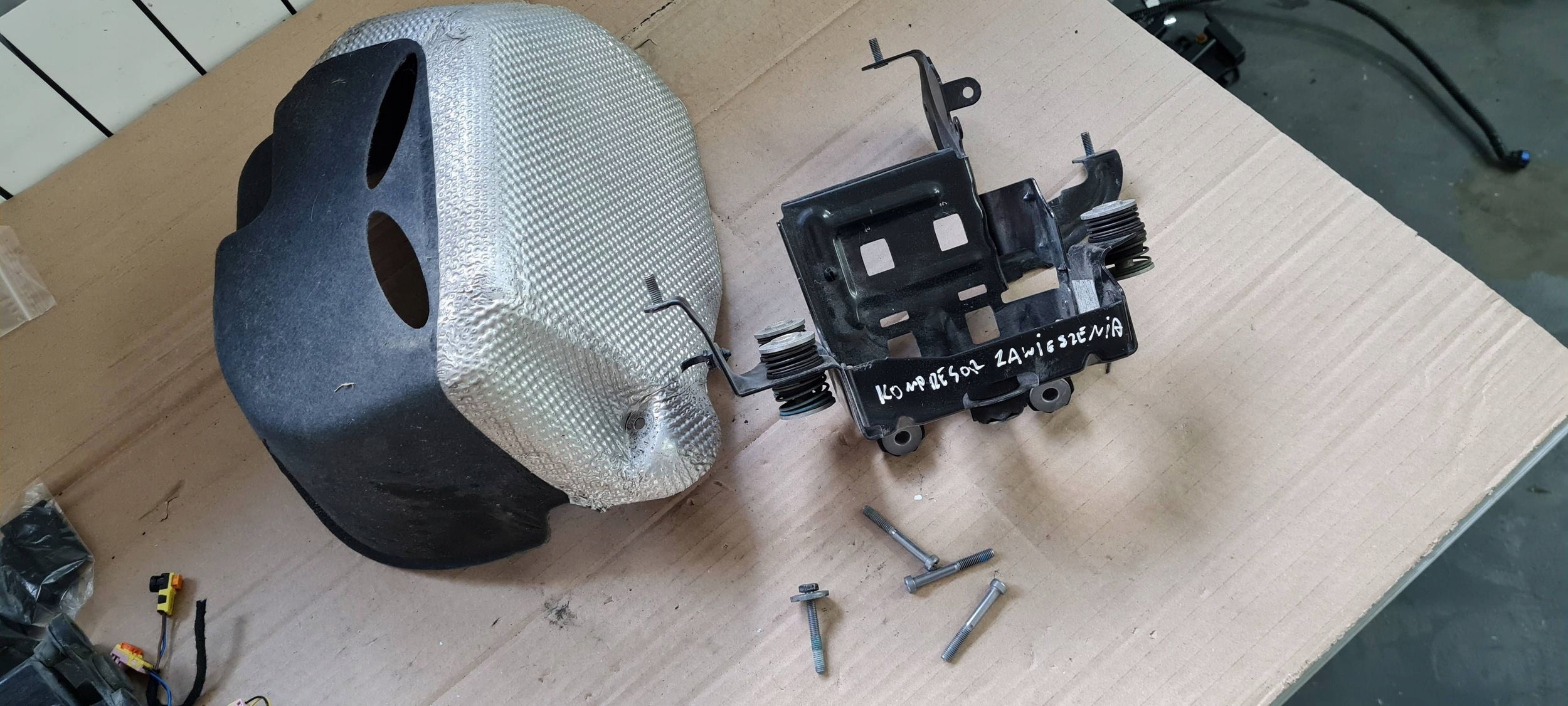 SQ8 4M RSQ8 Q8 bracket holder KOMPRESORA springing 4M0616105F SQ7 Q7