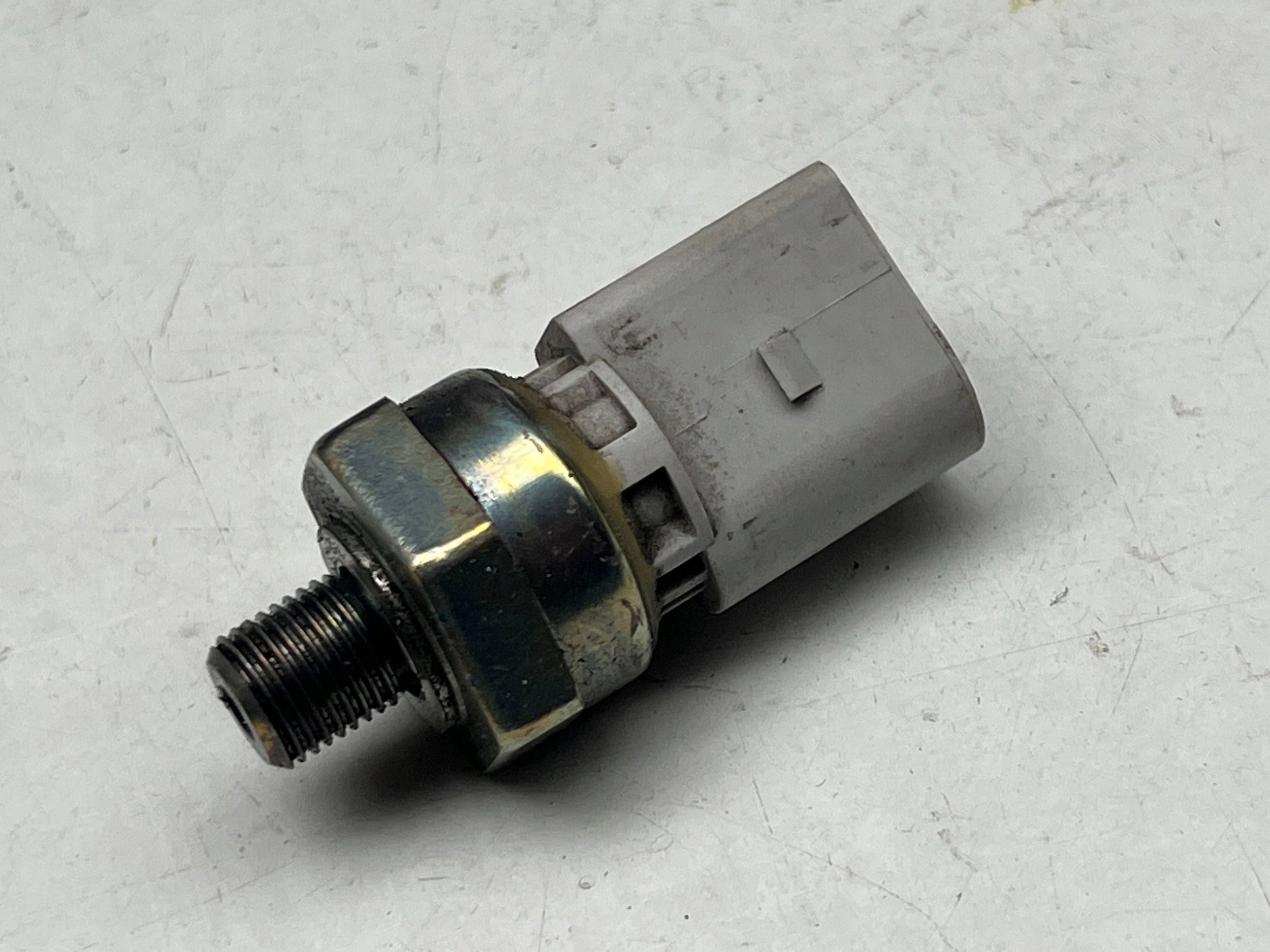 OE VAG sensore pressione olio AUDI A6 13- 06E906054J !J