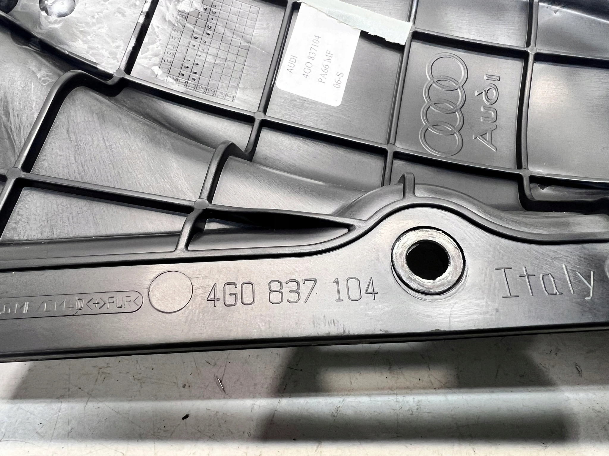 Support plaque Poignée du haut parleur Droite AUDI A6 4G0837104