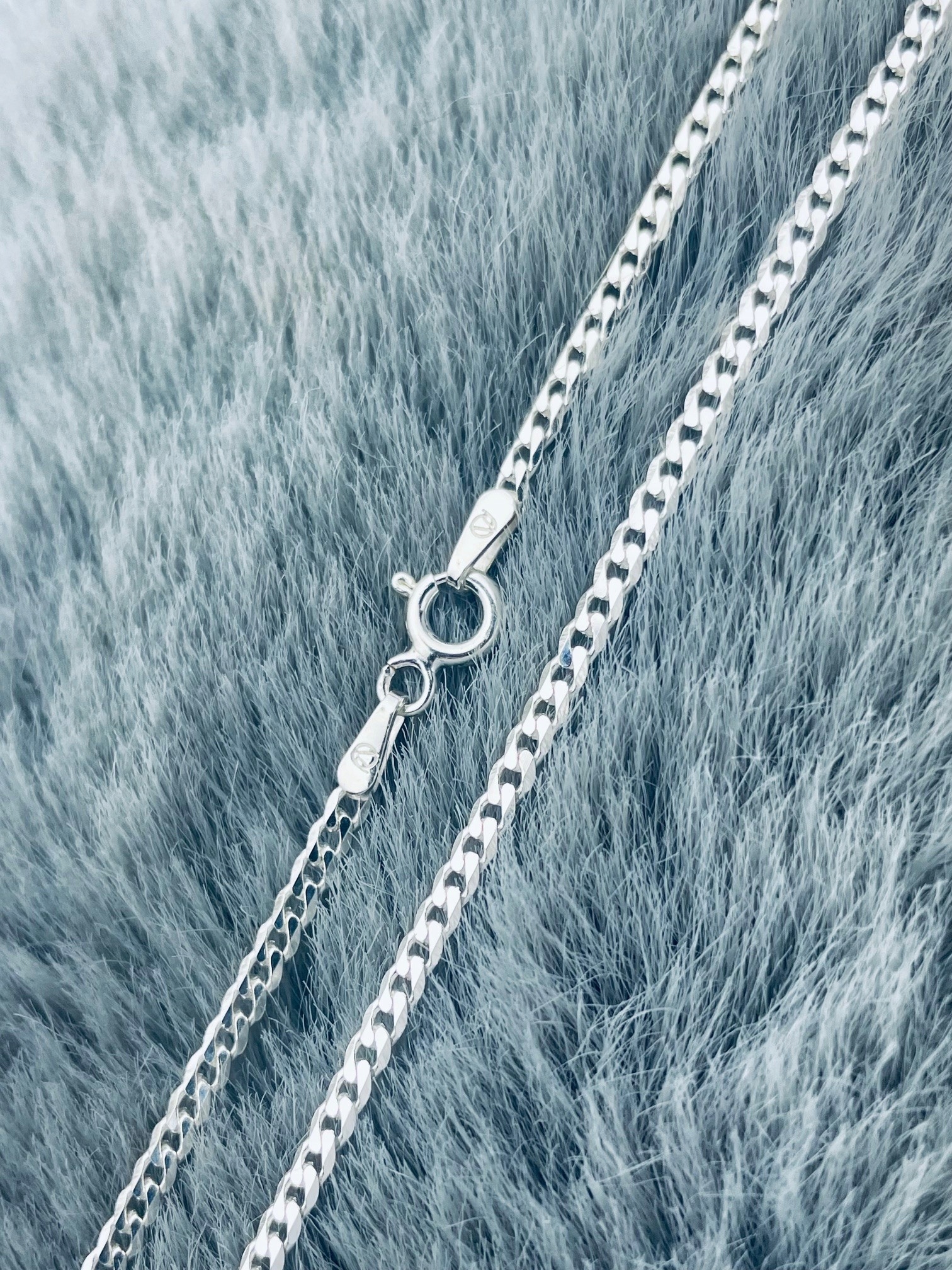 Stříbrný řetízek s dlouhým pancířem