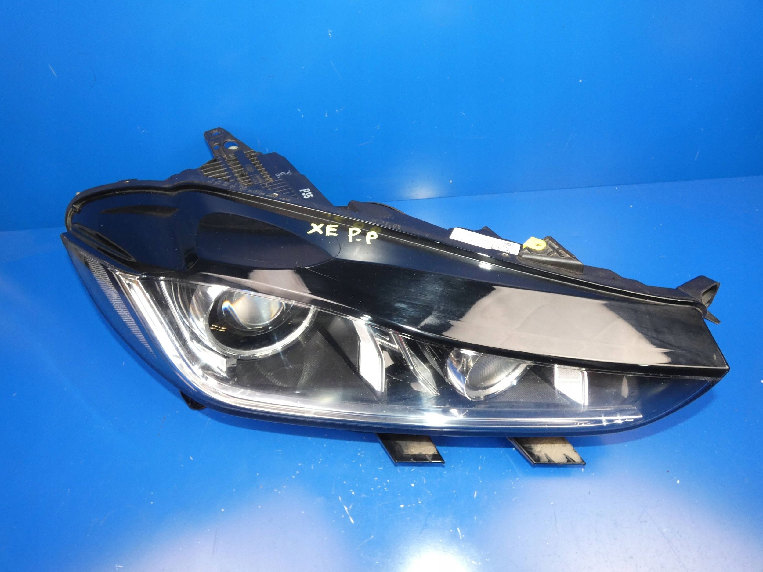 JAGUAR XE X760 light left front front right BI XENON ANGLIK