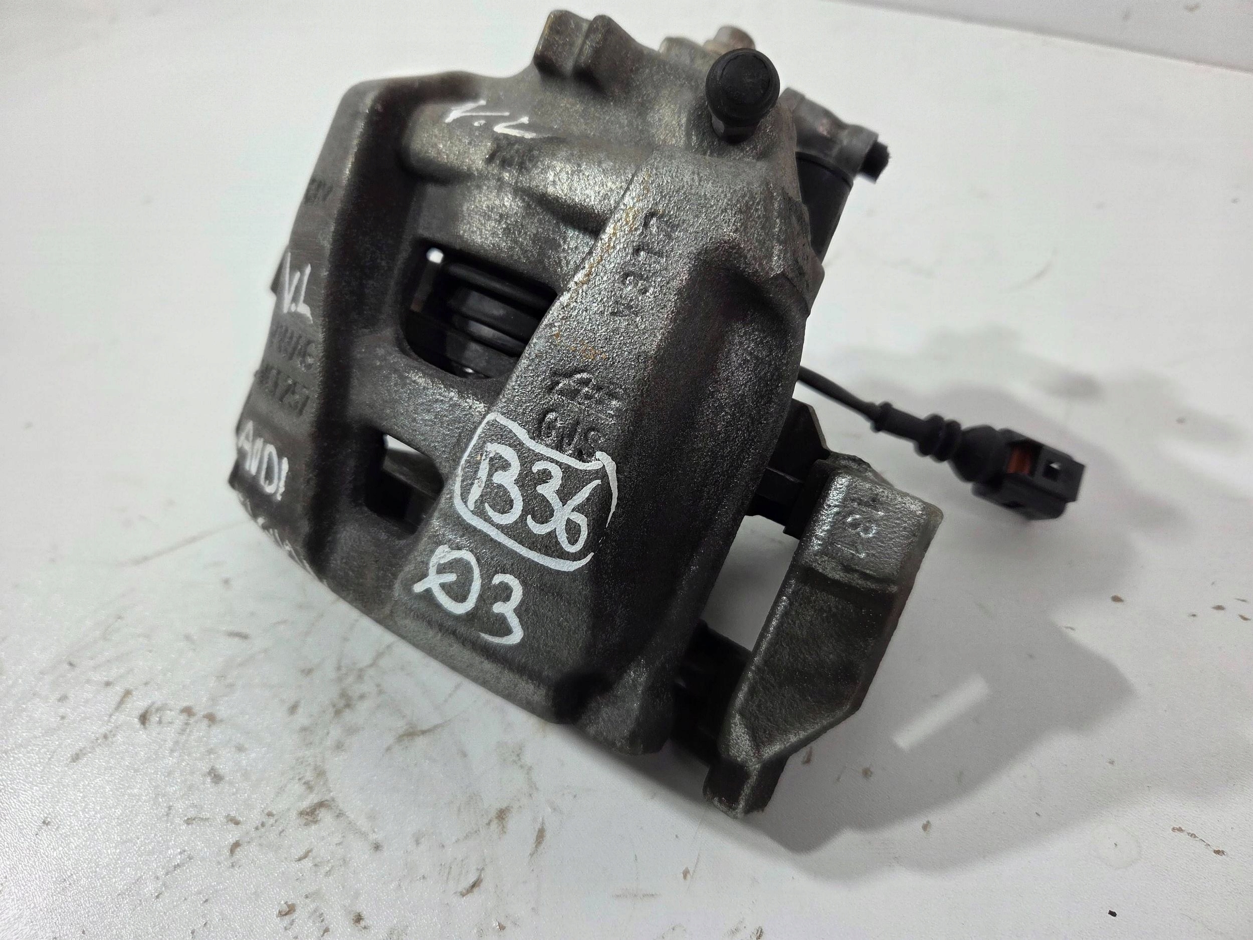 Audi Q3 8U Tiguan 5NA caliper brake front left VCF253 (B36)