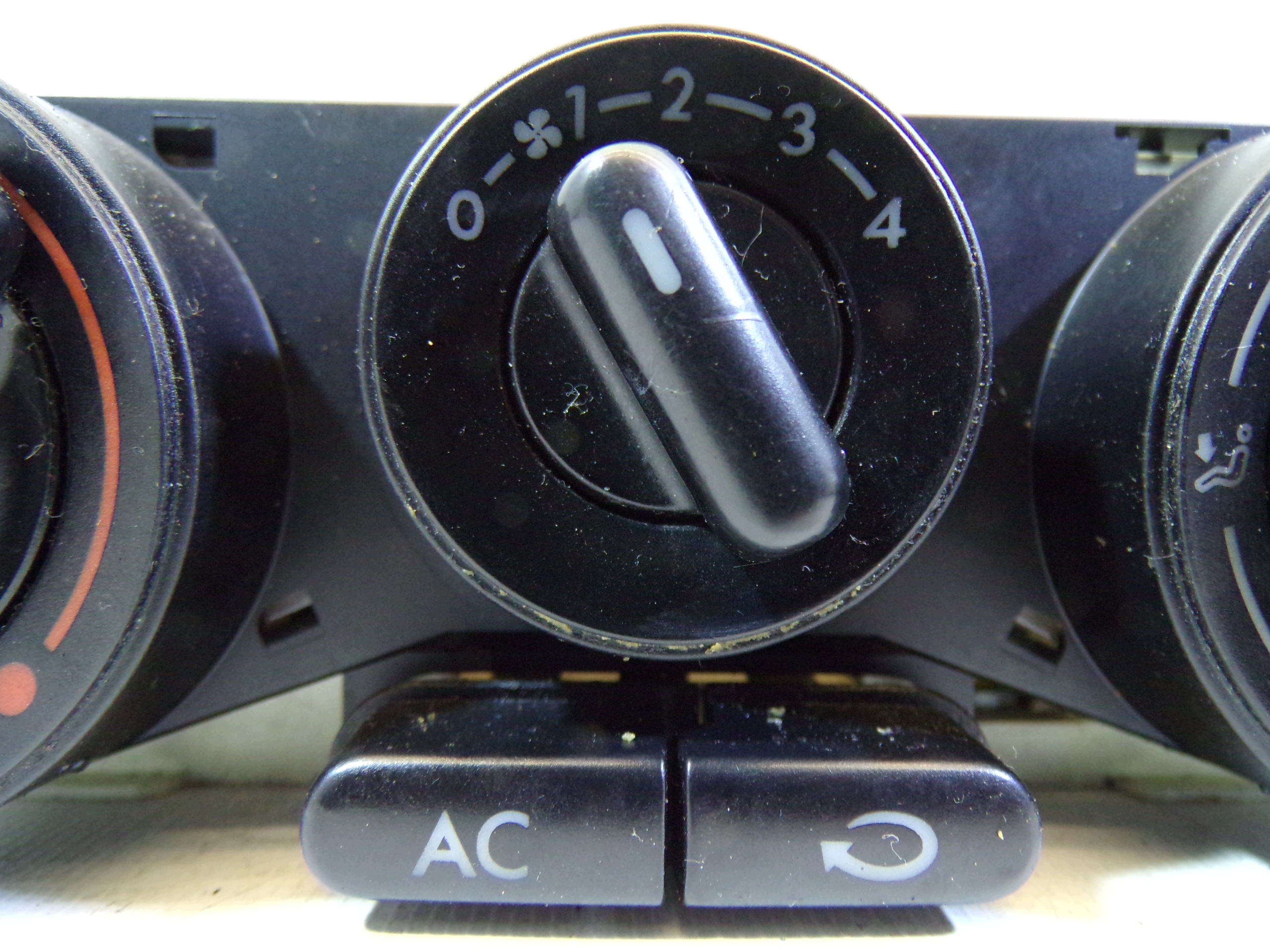PANEL rešetka ventilacije klimatizacije VOLKSWAGEN NEW BEETLE 1C0820045C (1)