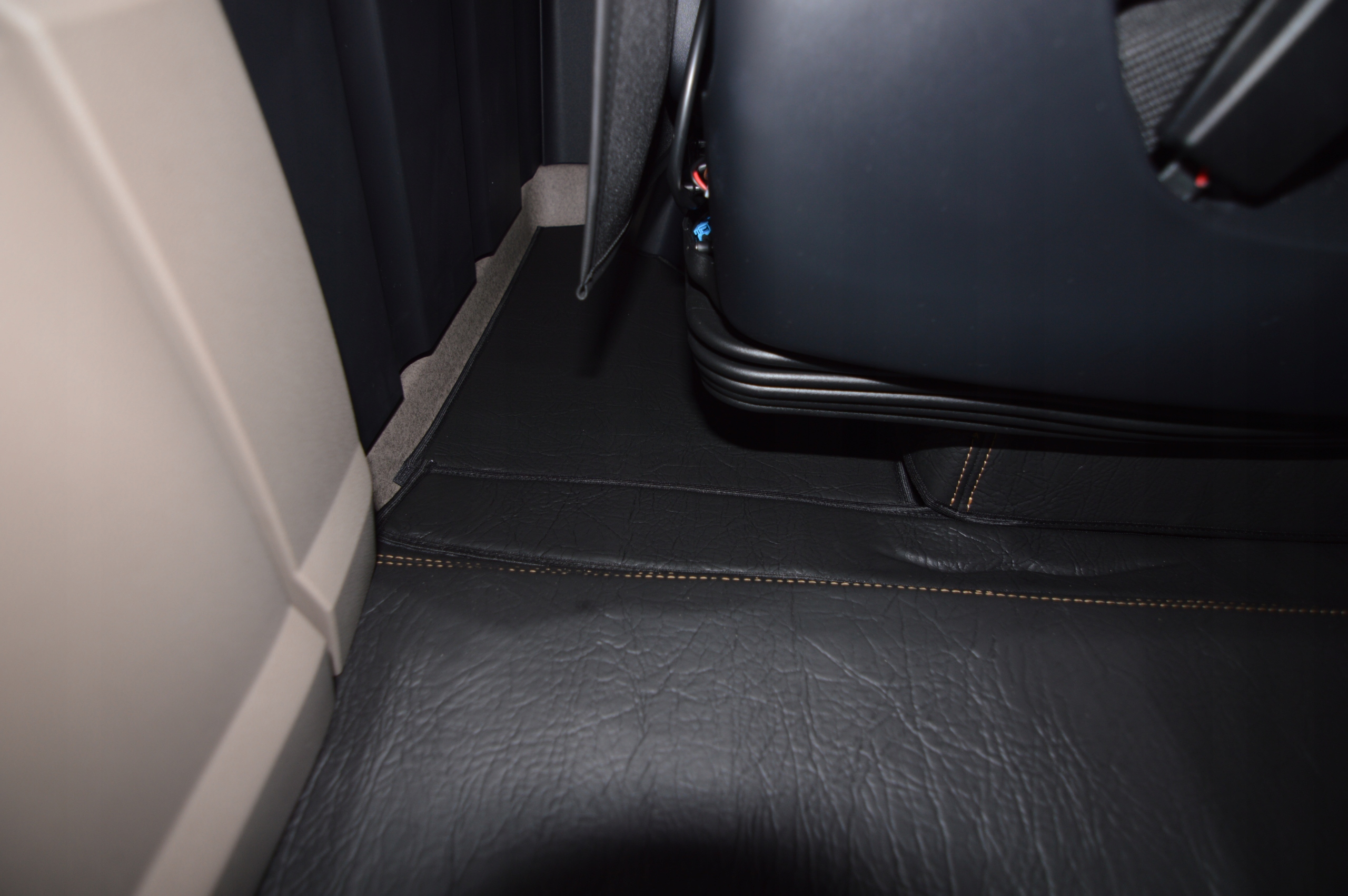 Podstavce Prestige Line pro Daf Xg od roku 2022, neodpružená sedačka Černá