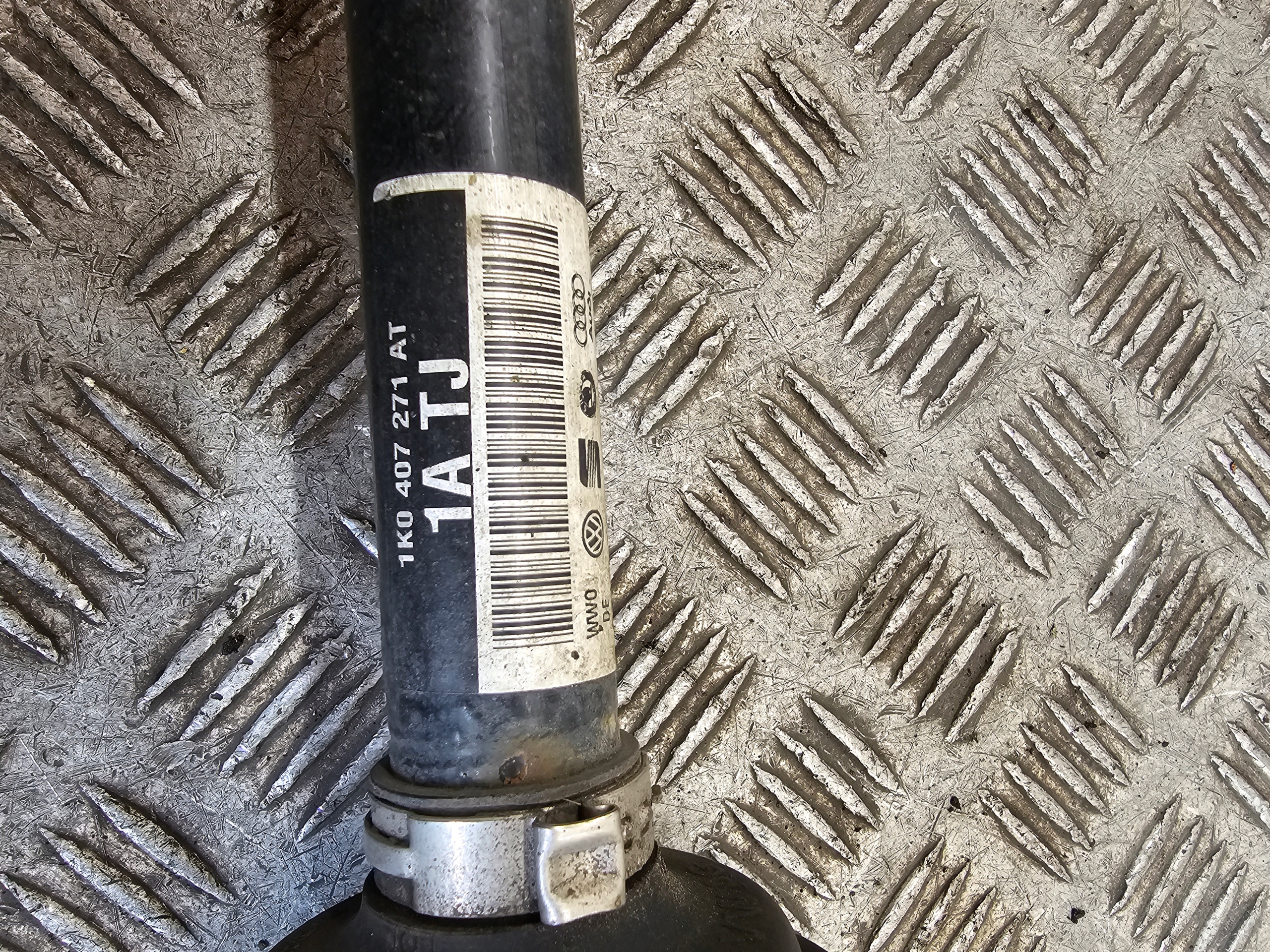 semi-axis 1K0407271AT A3 8P GOLF VI YETI LEON II 1.6TDI left front original