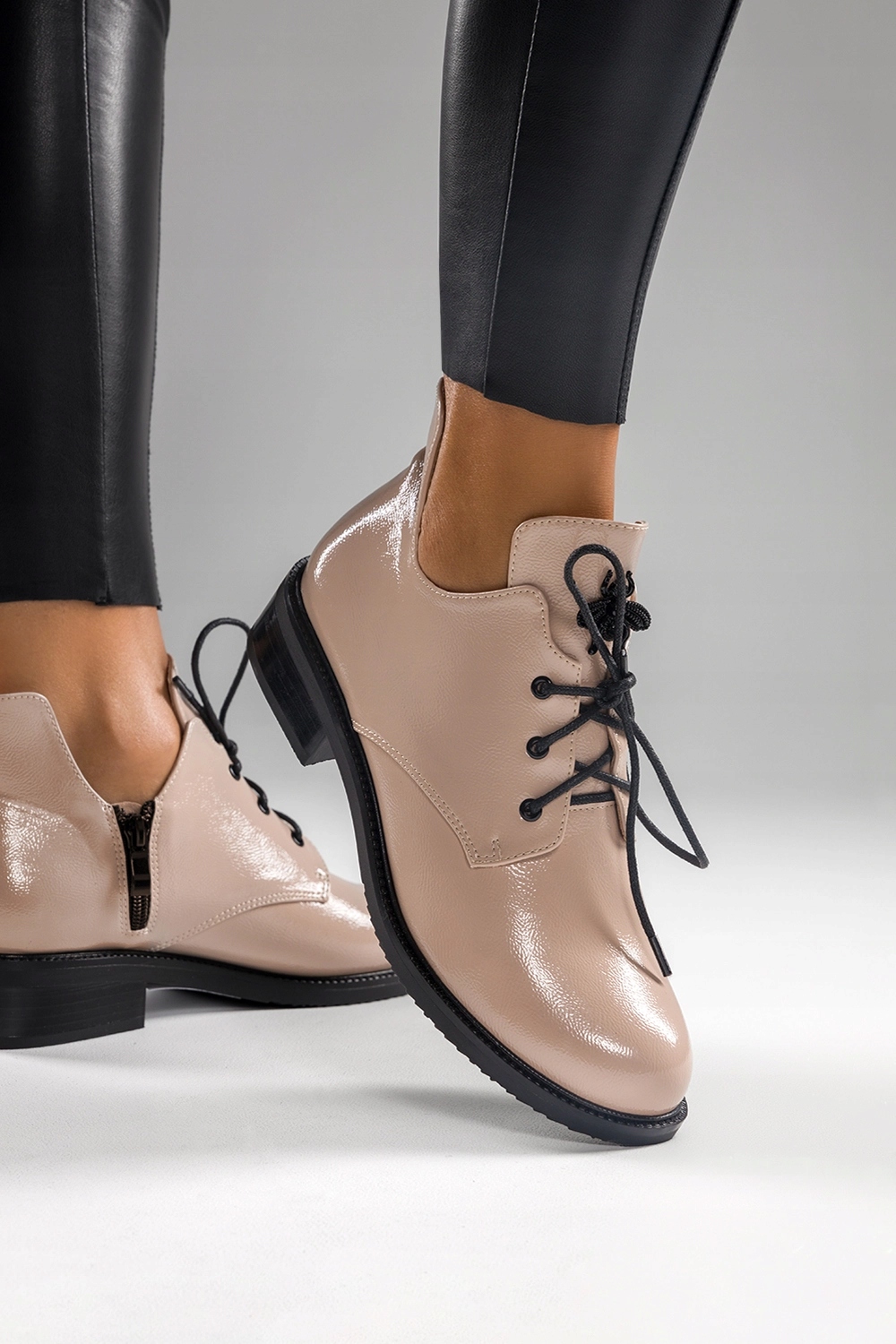 BOTKI DAMSKIE LAKIEROWANE Z MODNĄ OZDOBNĄ MUCHĄ WYCIĘCIA PO BOKACH r 41 Oryginalne opakowanie producenta pudełko