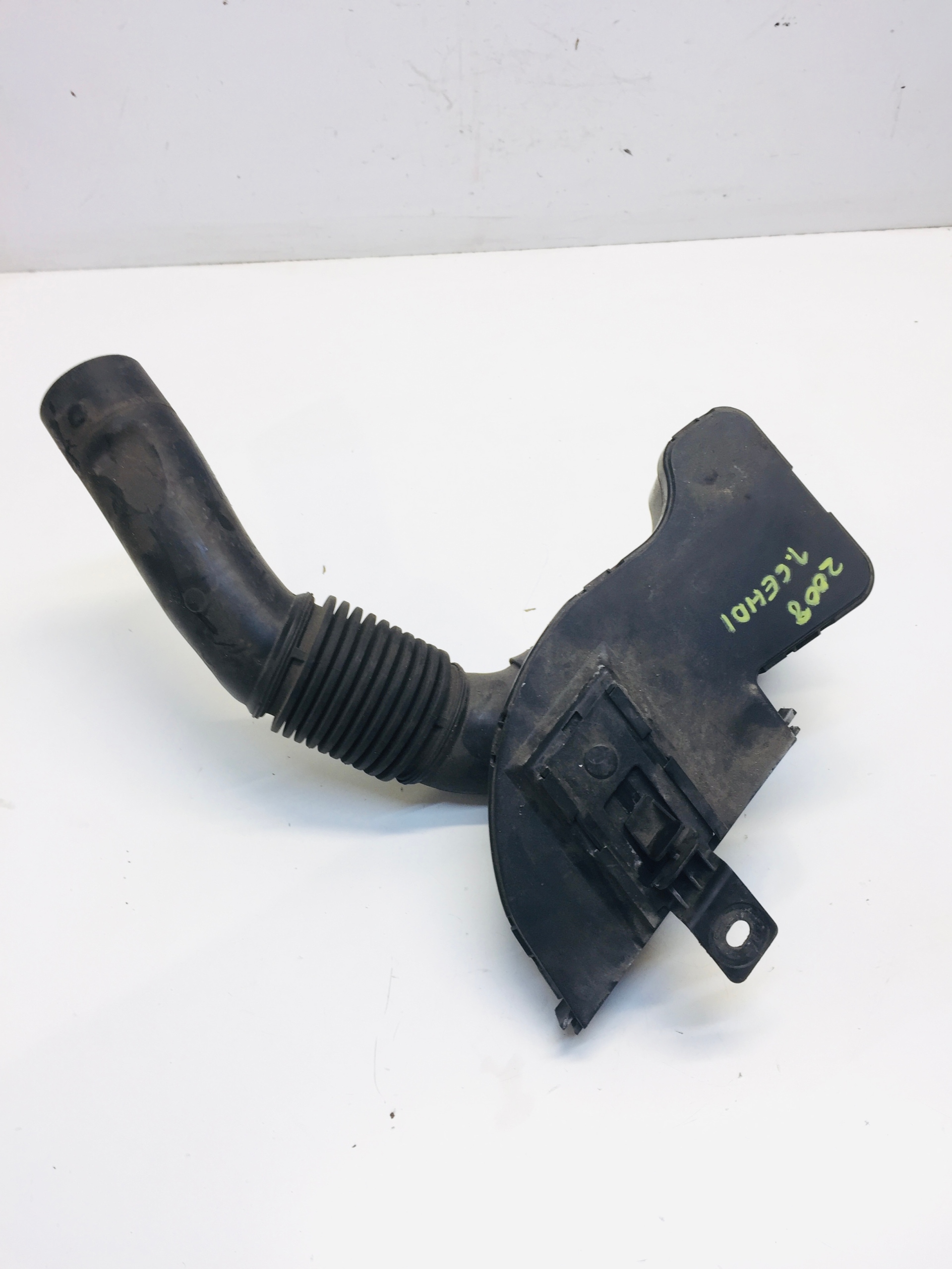 1,6 - УЛАВЛИВАТЕЛЬ ВОЗДУХА PEUGEOT 2008 1.6 EHDI