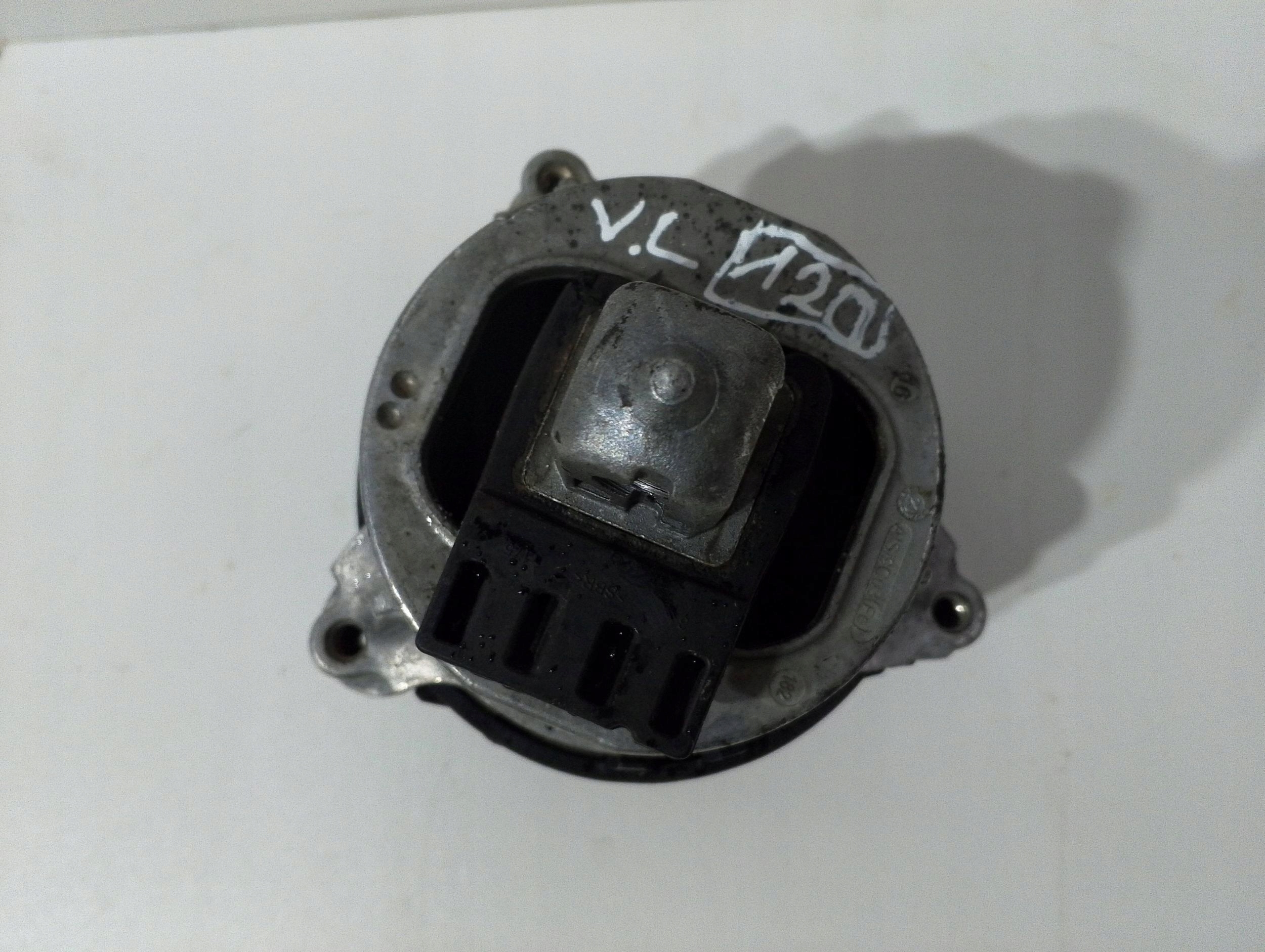 BMW 7 G70 engine mount left (120)