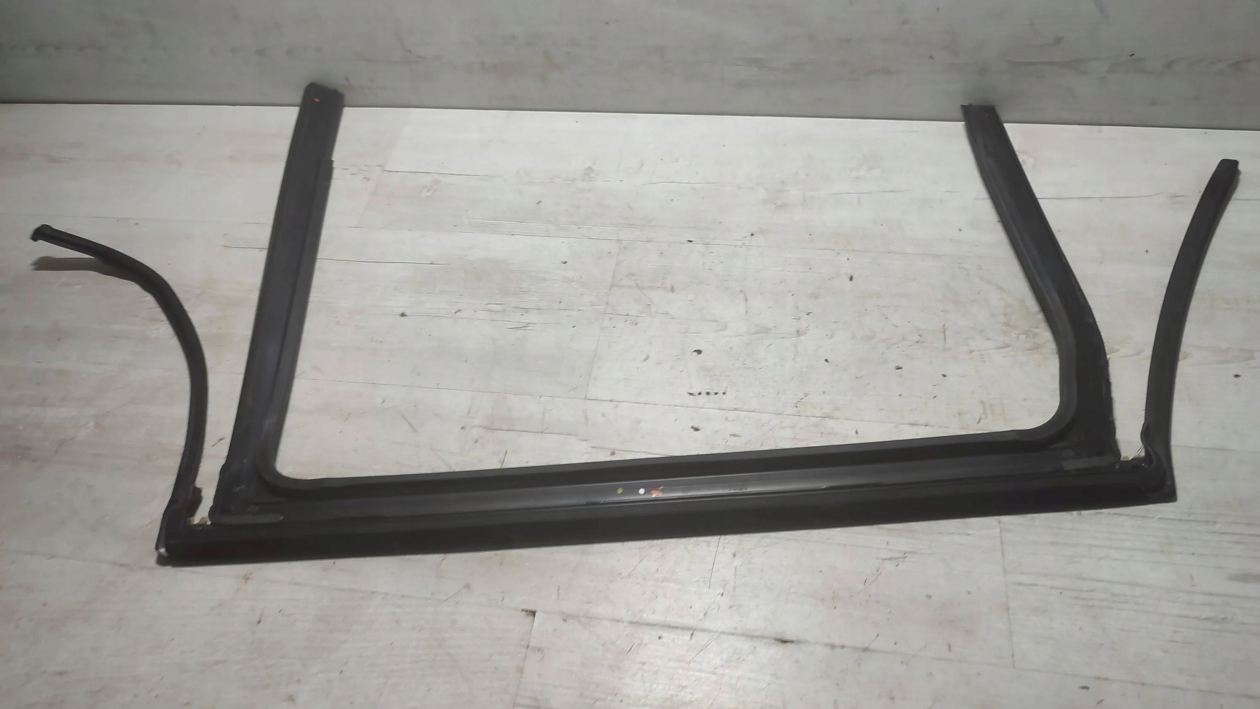 Jeep Cherokee 2015 rear part side left rubber gasket door tylnych