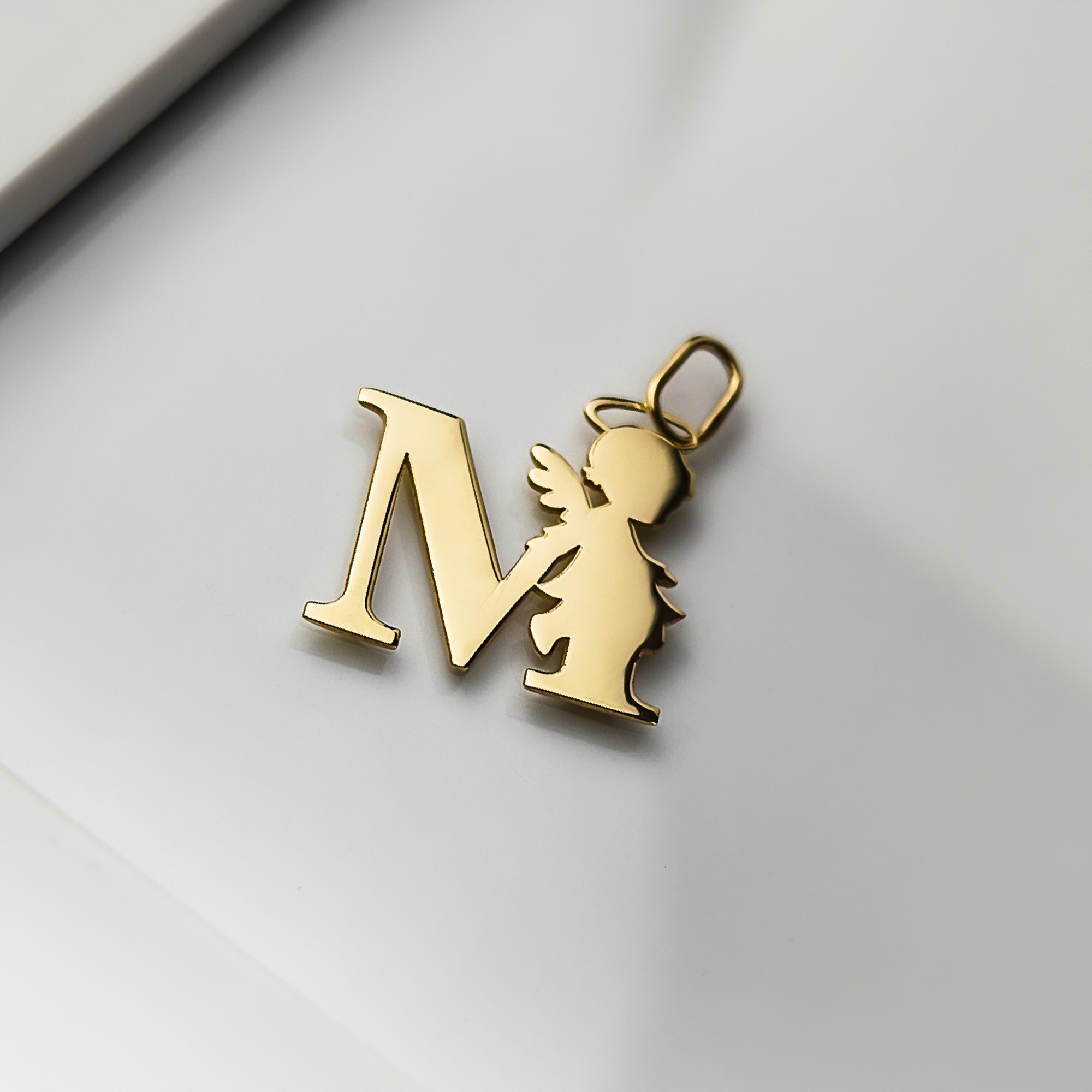 Zlatý přívěsek písmenko M s andělem pr.585