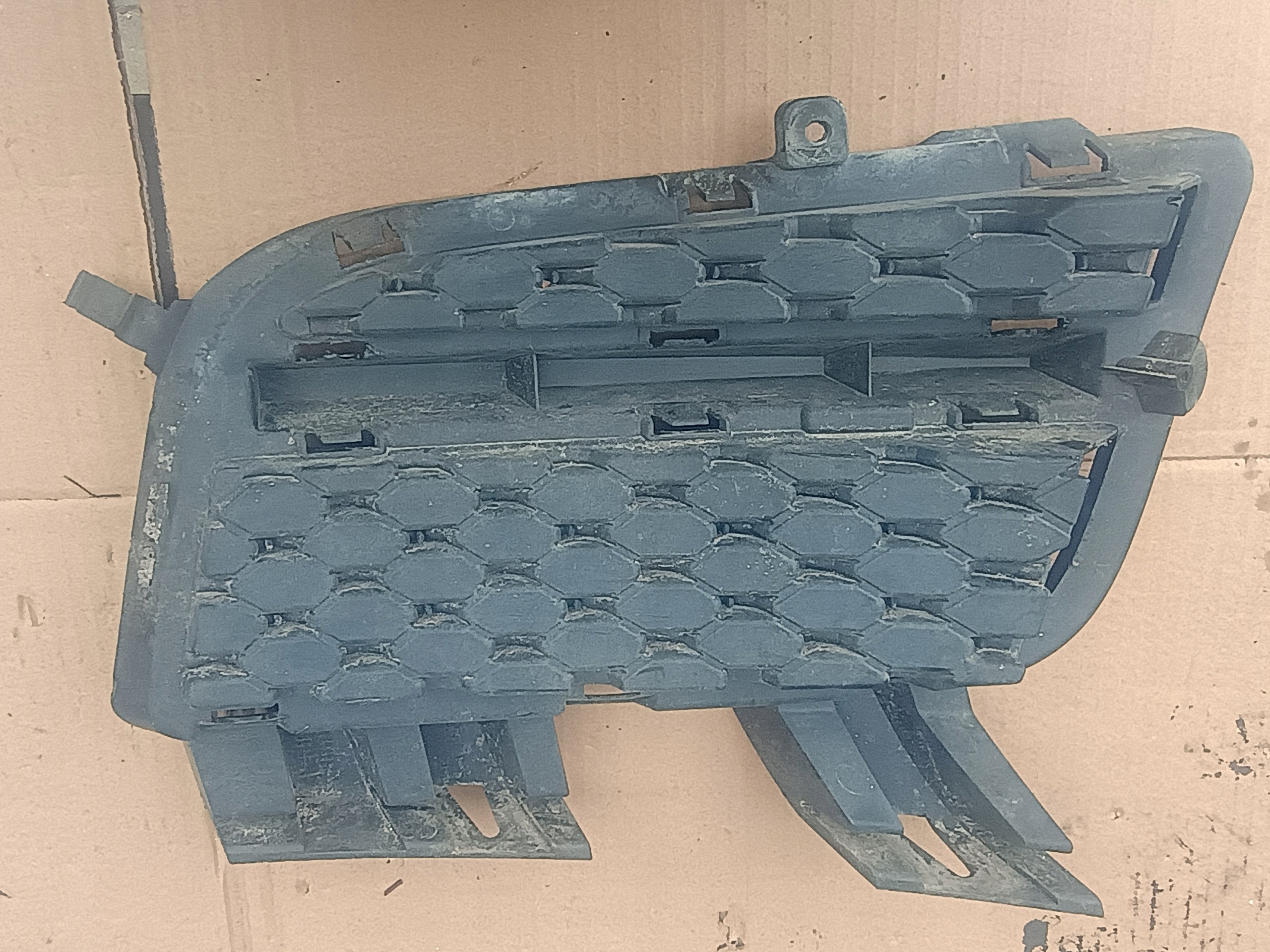 grid of a bumper front right JAGUAR XE