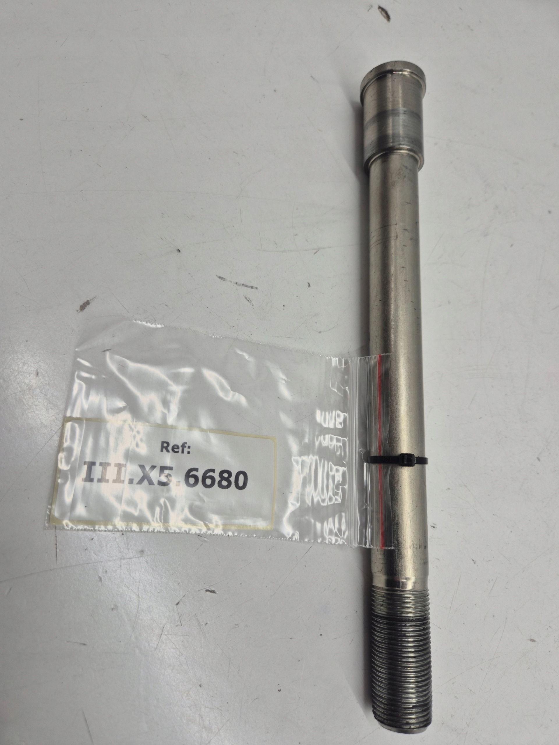 Kawasaki Z 650 (20-) OŚKA KOŁA PRZÓD