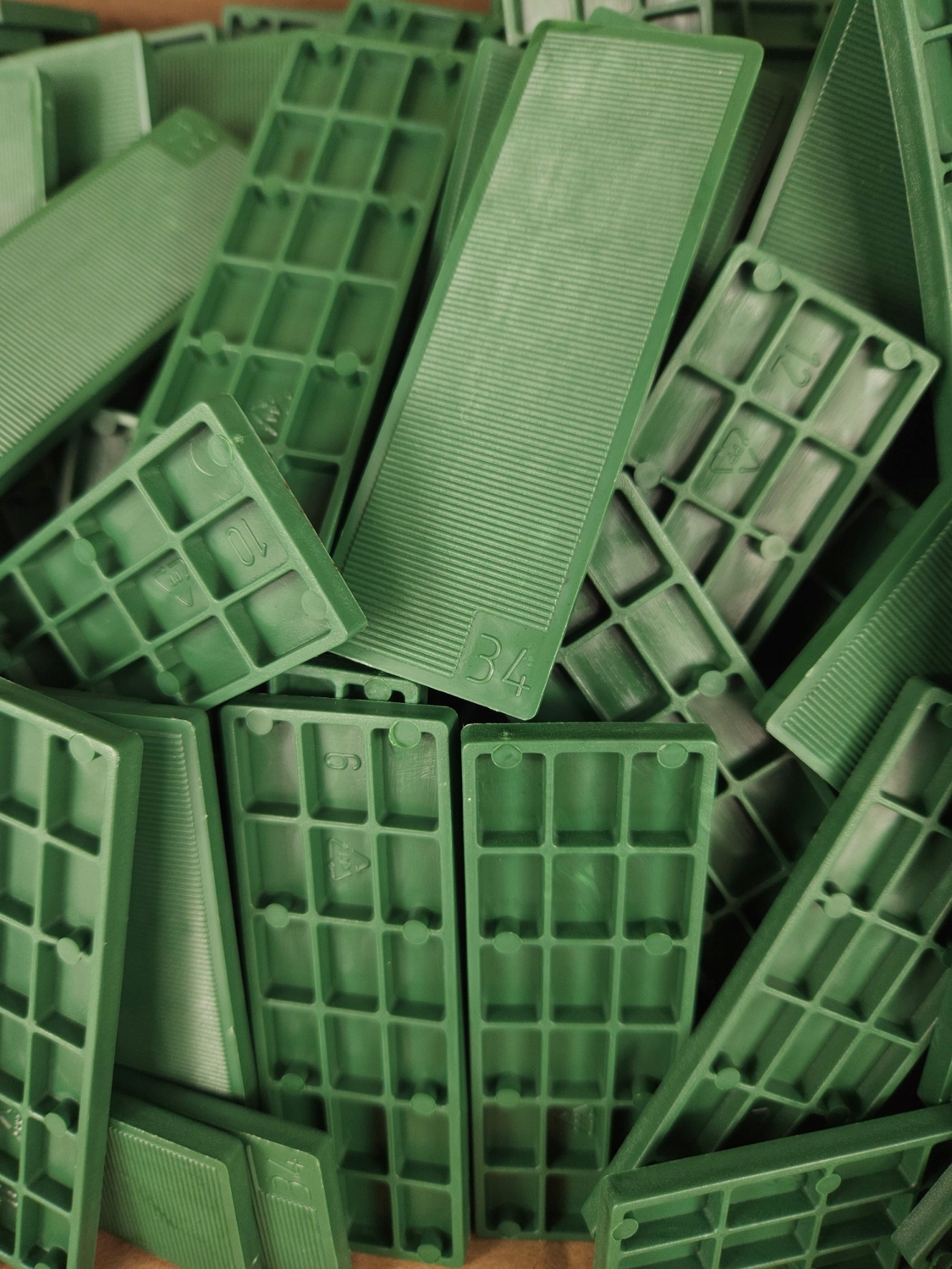 PODKŁADKI DYSTANSOWE DO MONTAŻU OKIEN 34/5mm x1000 EAN (GTIN) 5905601279624