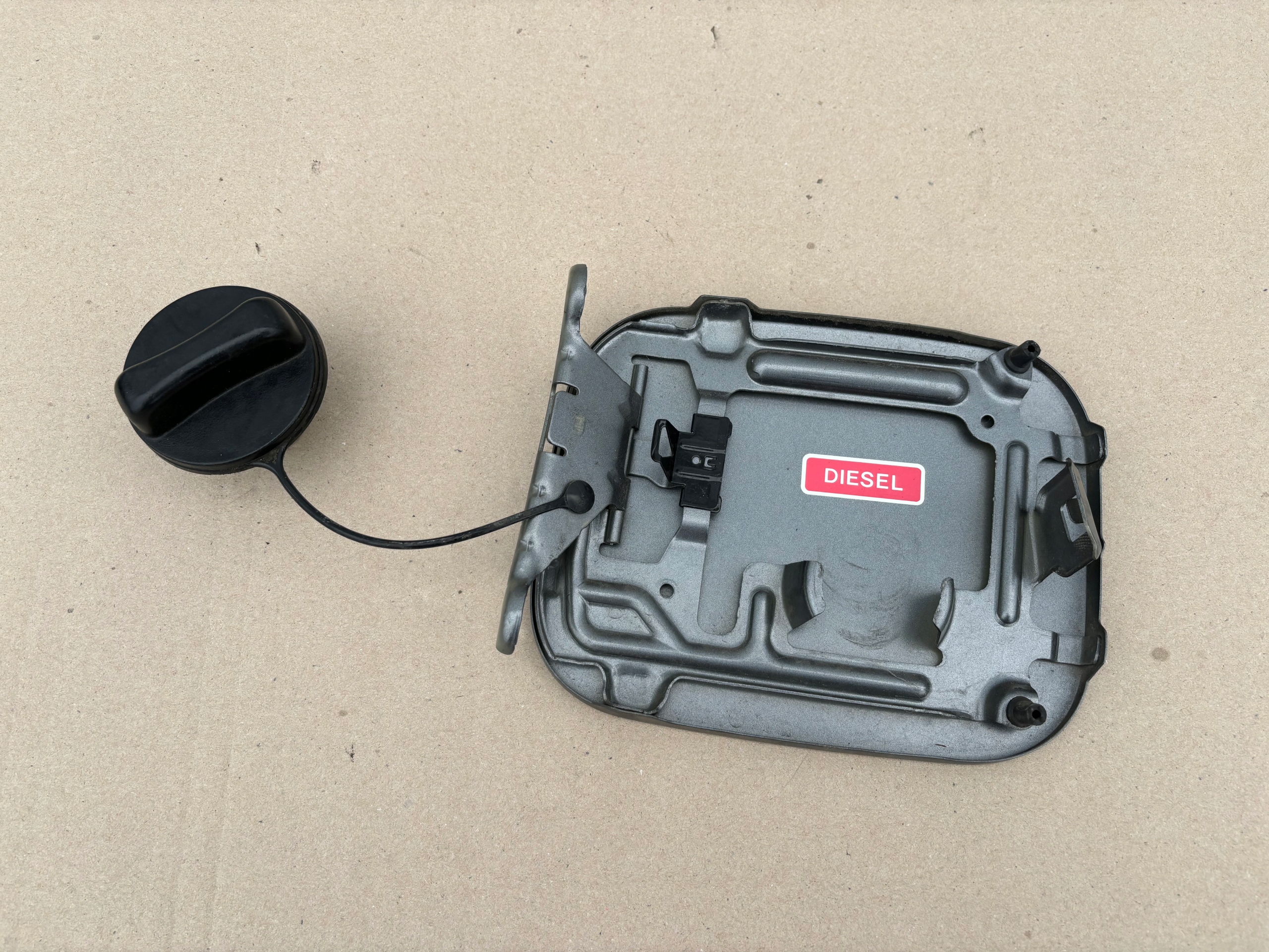 KLAPKA PALIWA QASHQAI J11 KADG Jakość części (zgodnie z GVO) O - oryginał z logo producenta pojazdu (OE)