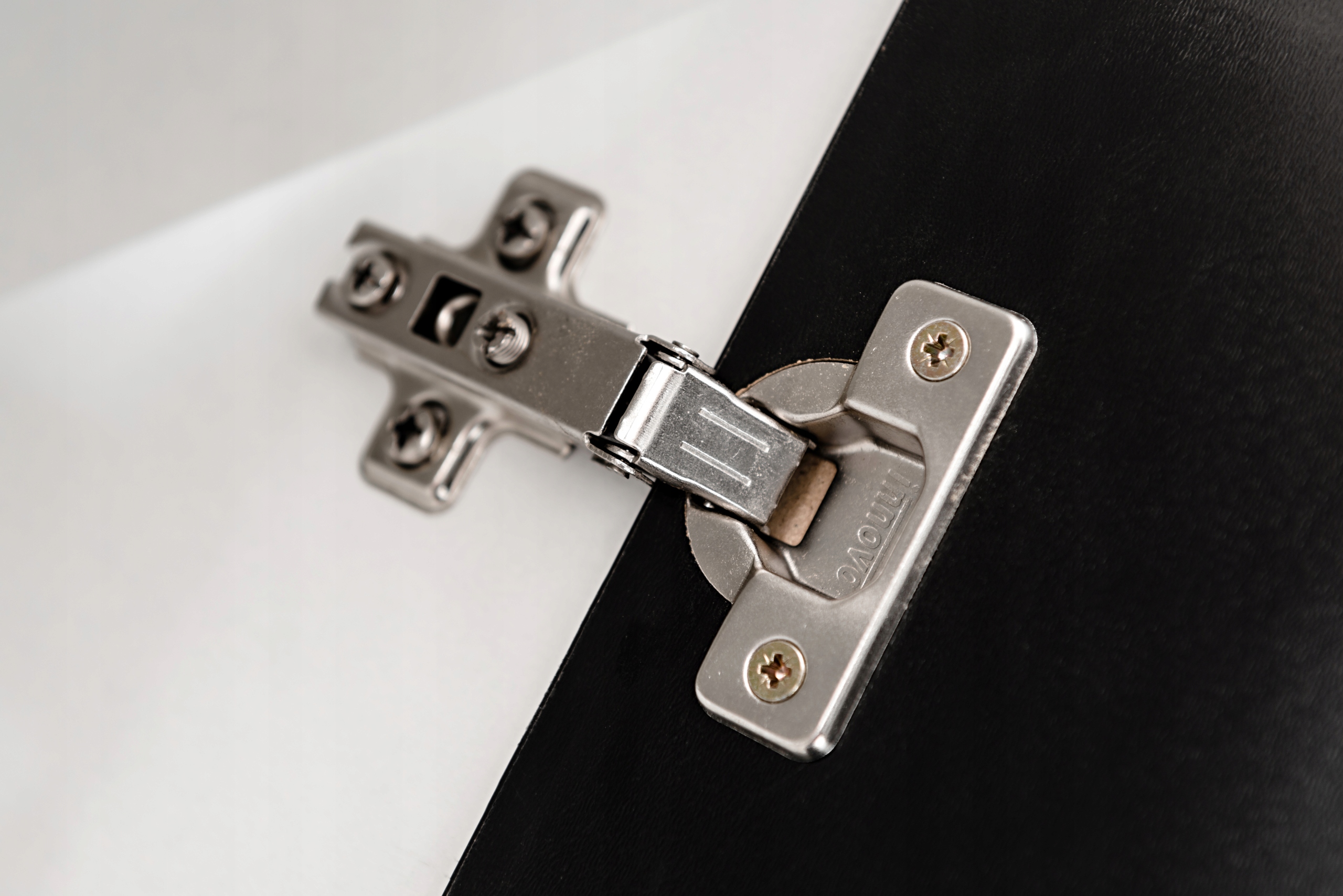 KOMODA 4 SZUFLADY SZAFKA DUŻA POJEMNA 2 DRZWI BIAŁY WYSOKI POŁYSK 150 cm Szerokość mebla 150 cm