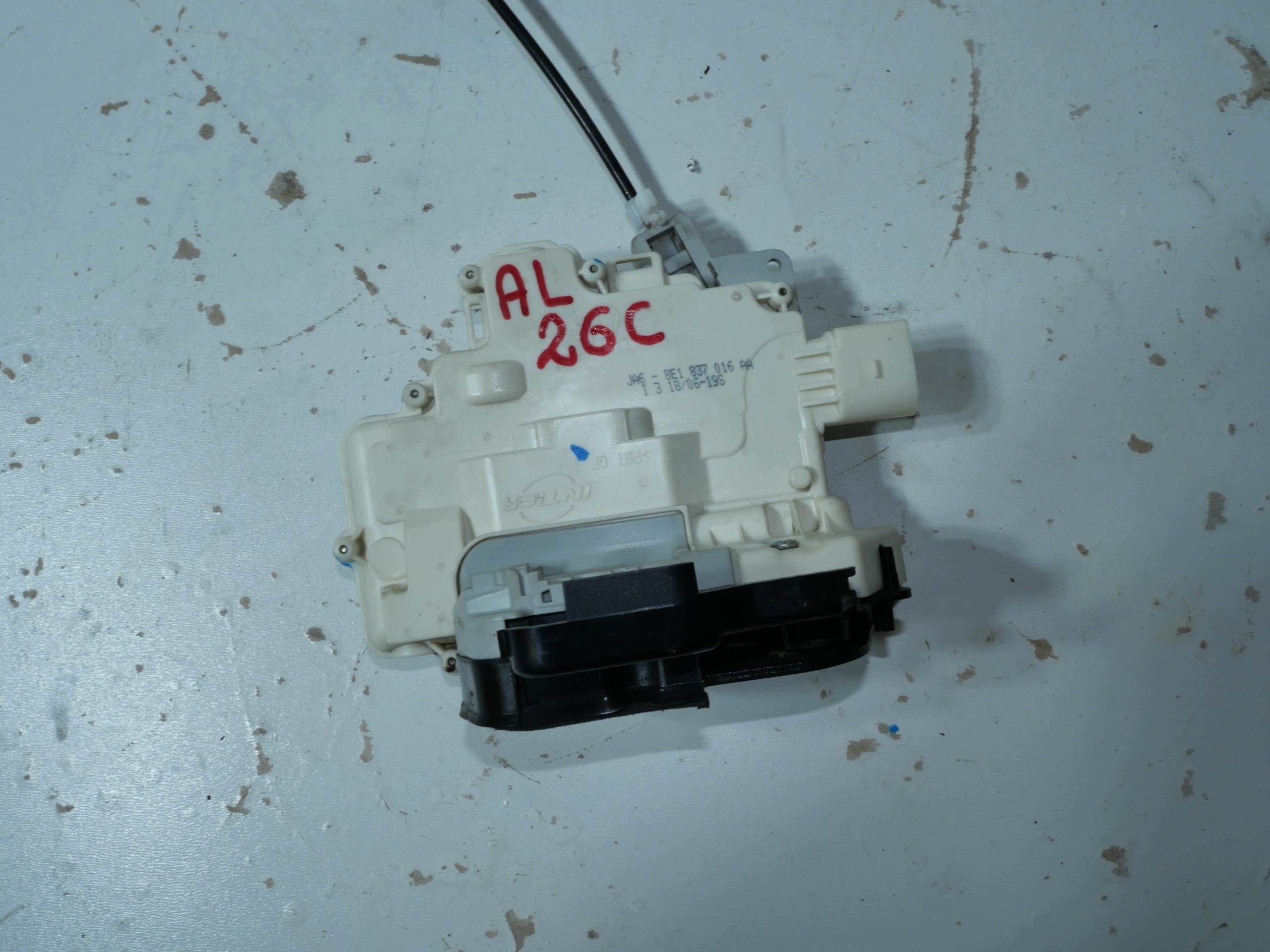 zámok dvere AUDI A4 B7 8E1837016AA