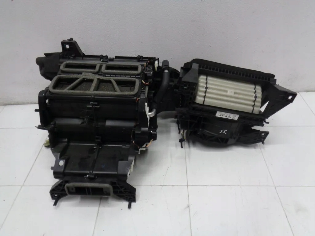 GX7319B555BE - Jaguar XE X760 повітродувка нагрівач Європа