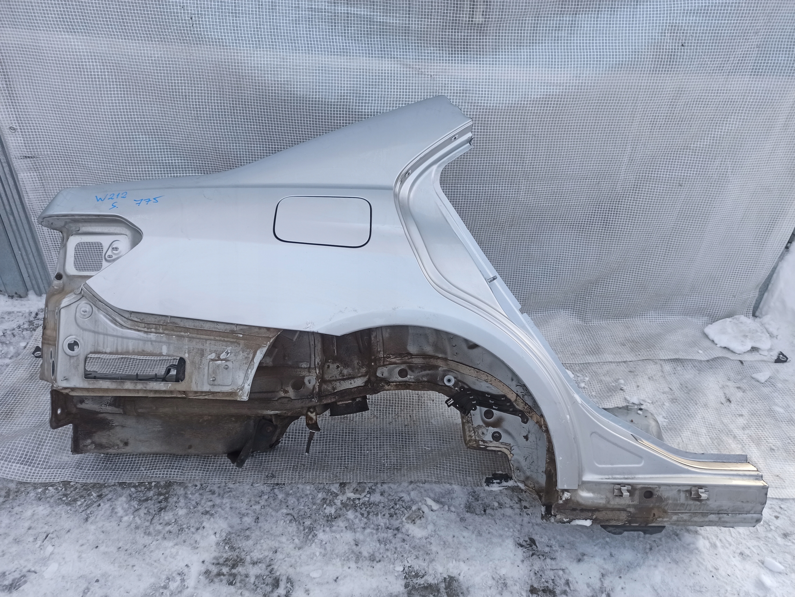 MERCEDES W212 Е-КЛАС СЕДАН КРЫЛО ПРАВЫЙ ЗАД. ЧЕТВЕРТЬ 775
