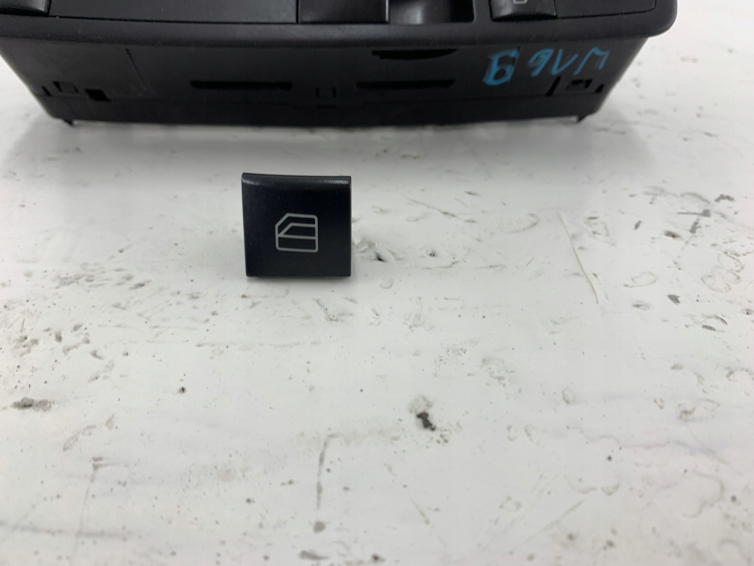 MERCEDES W169 PANEL okna levý předek řidičů A1698206410