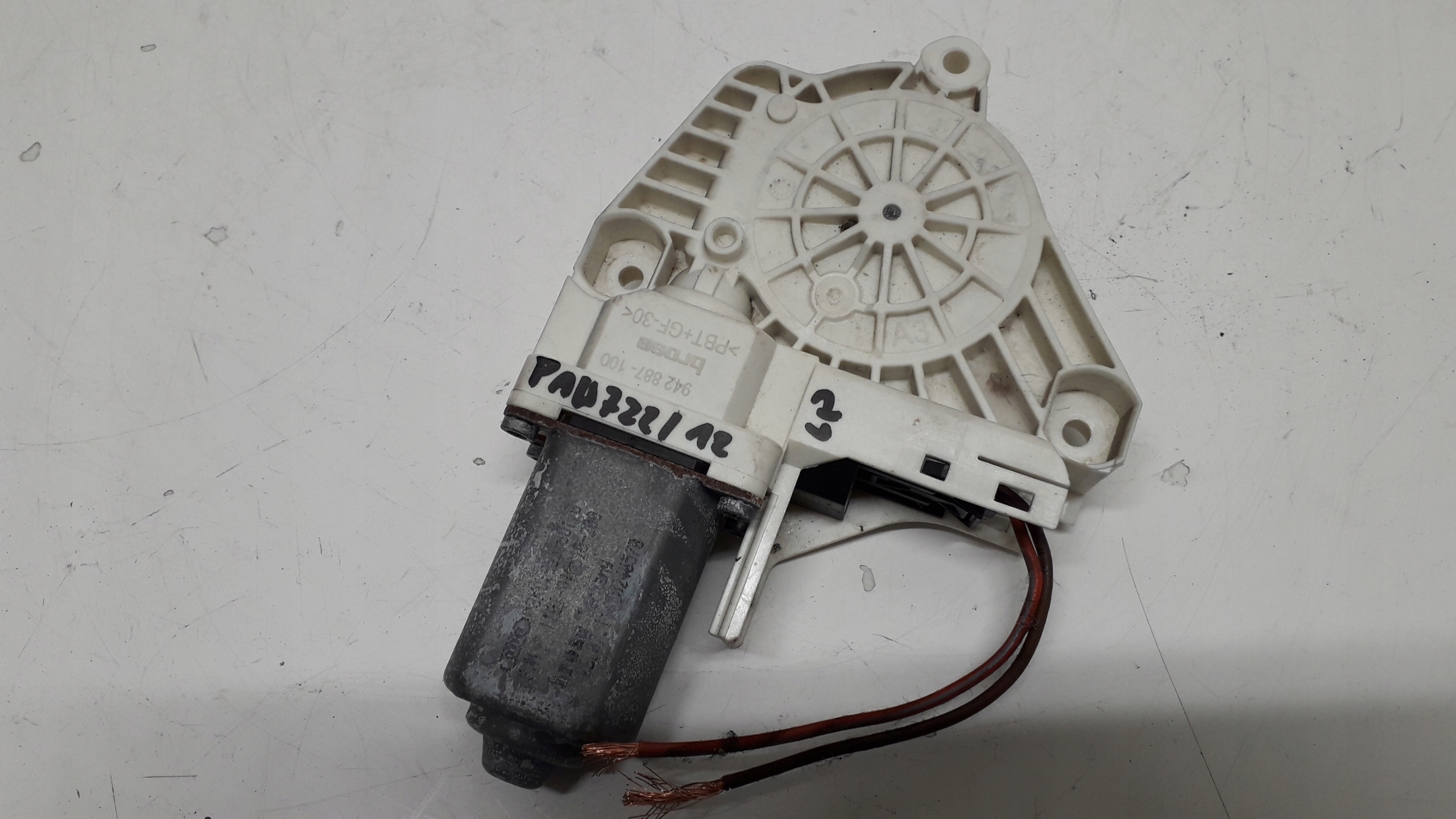 TOUAREG 7P SILNICZEK SZYBY LEWY PRZÓD 8K0959801B