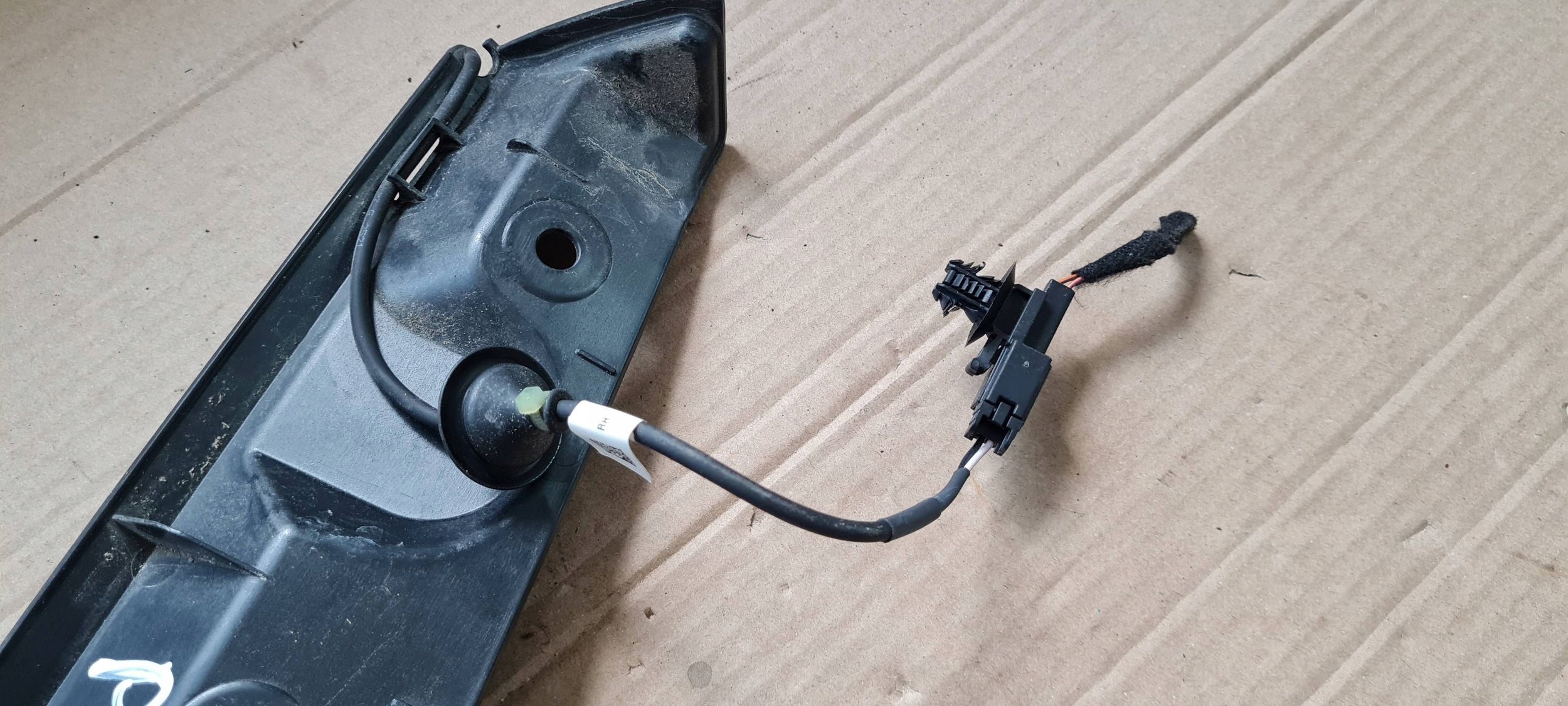 Chrysler Pacifica 2022 cover bonnet boot right sensor 68416654