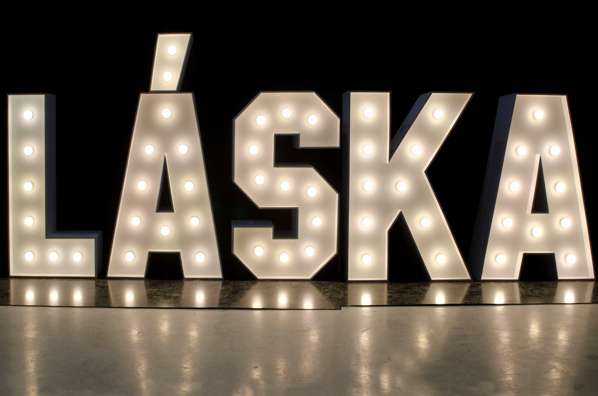 Litery LÁSKA podświetlane żarówkami LED wesele 100 Kod producenta LASKA_SL_ZAROWKI_100