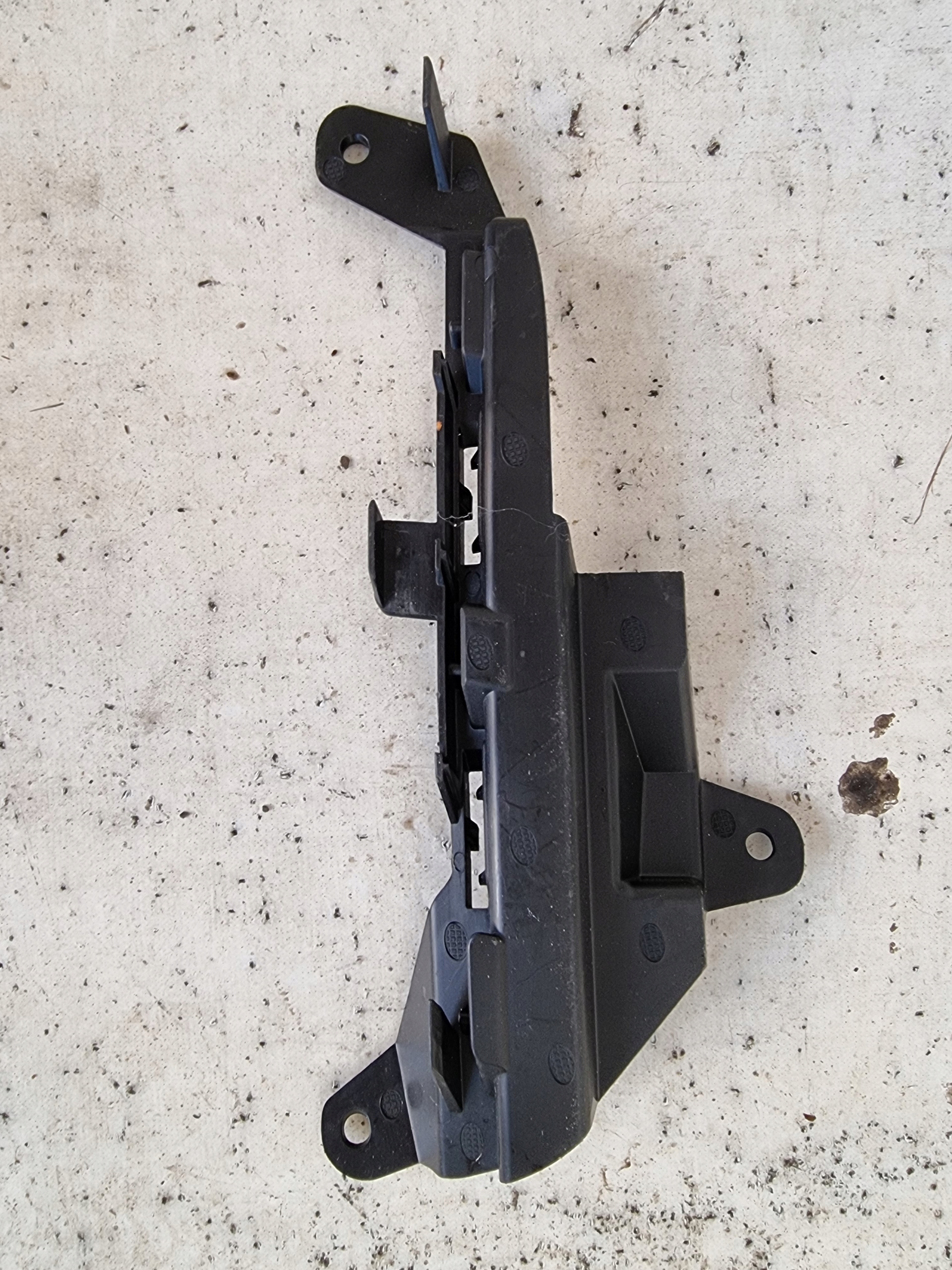 LAND ROVER EVOQUE II L551 18-> holder support left front K8D2-15267-BB
