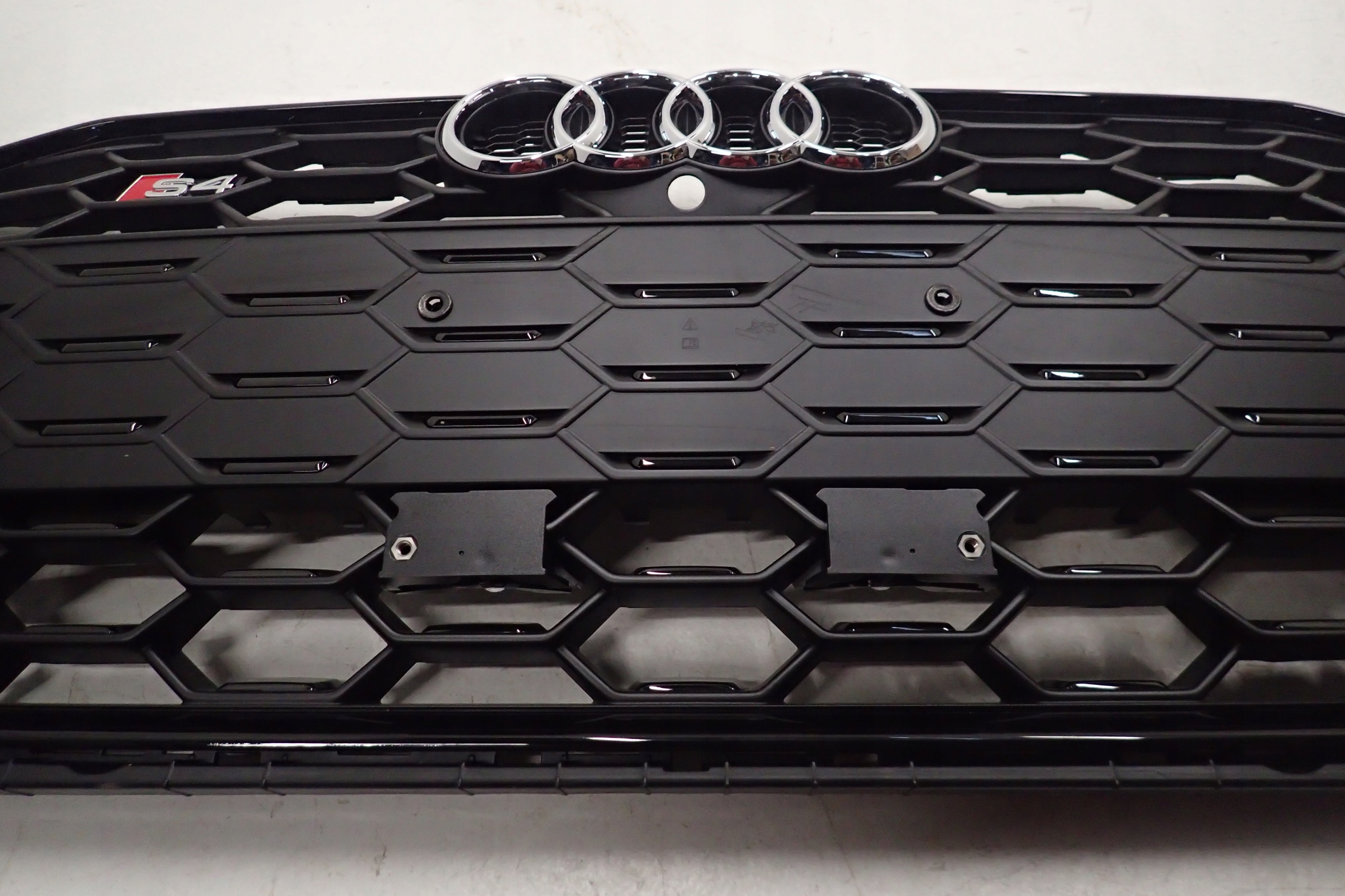 AUDI A4 8W0 S4 GRILL ATRAPA CHŁODNICY 8W0853651DK Typ samochodu Samochody osobowe
