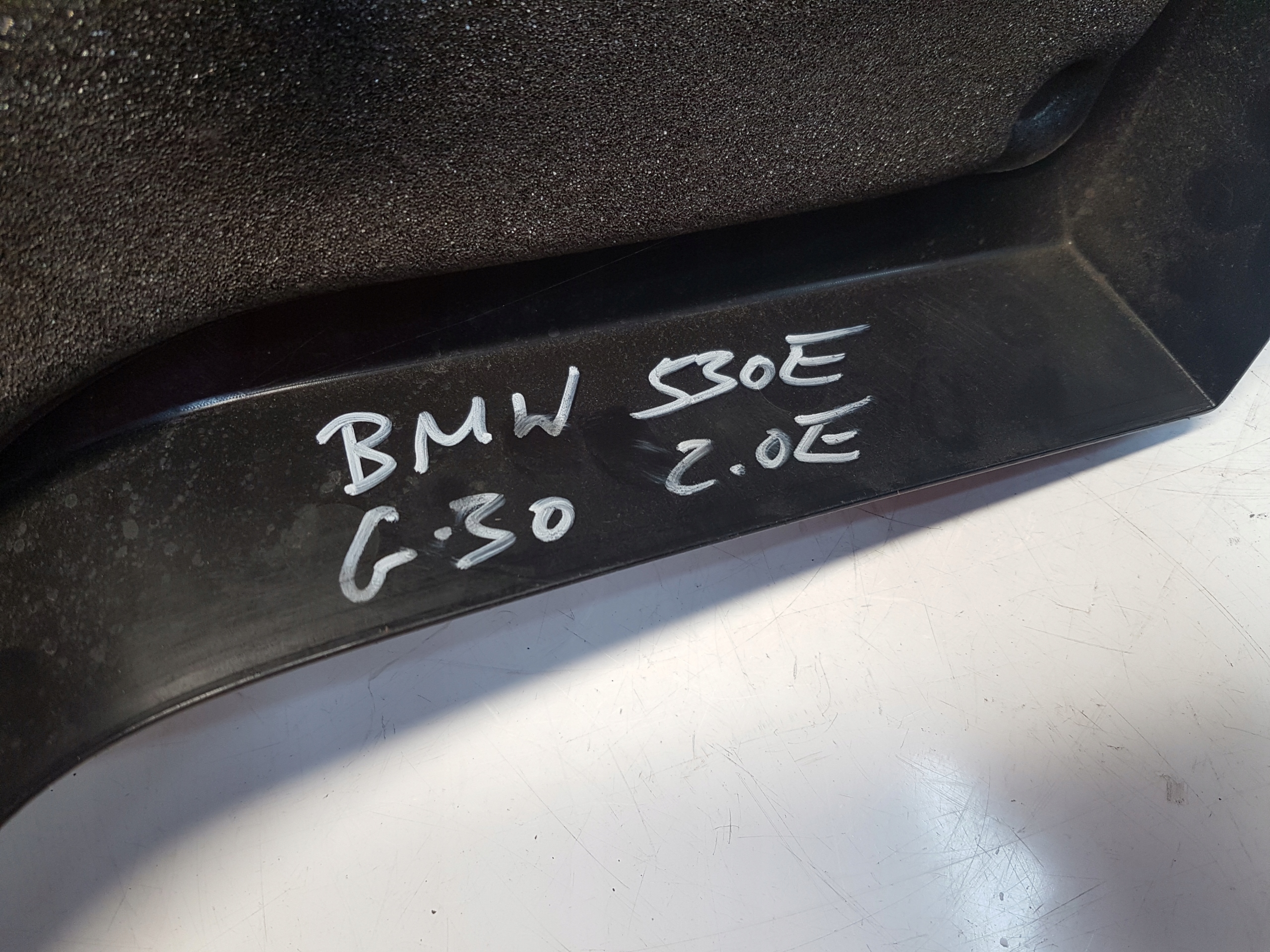 BMW G30 530E motor cover upper 8657035