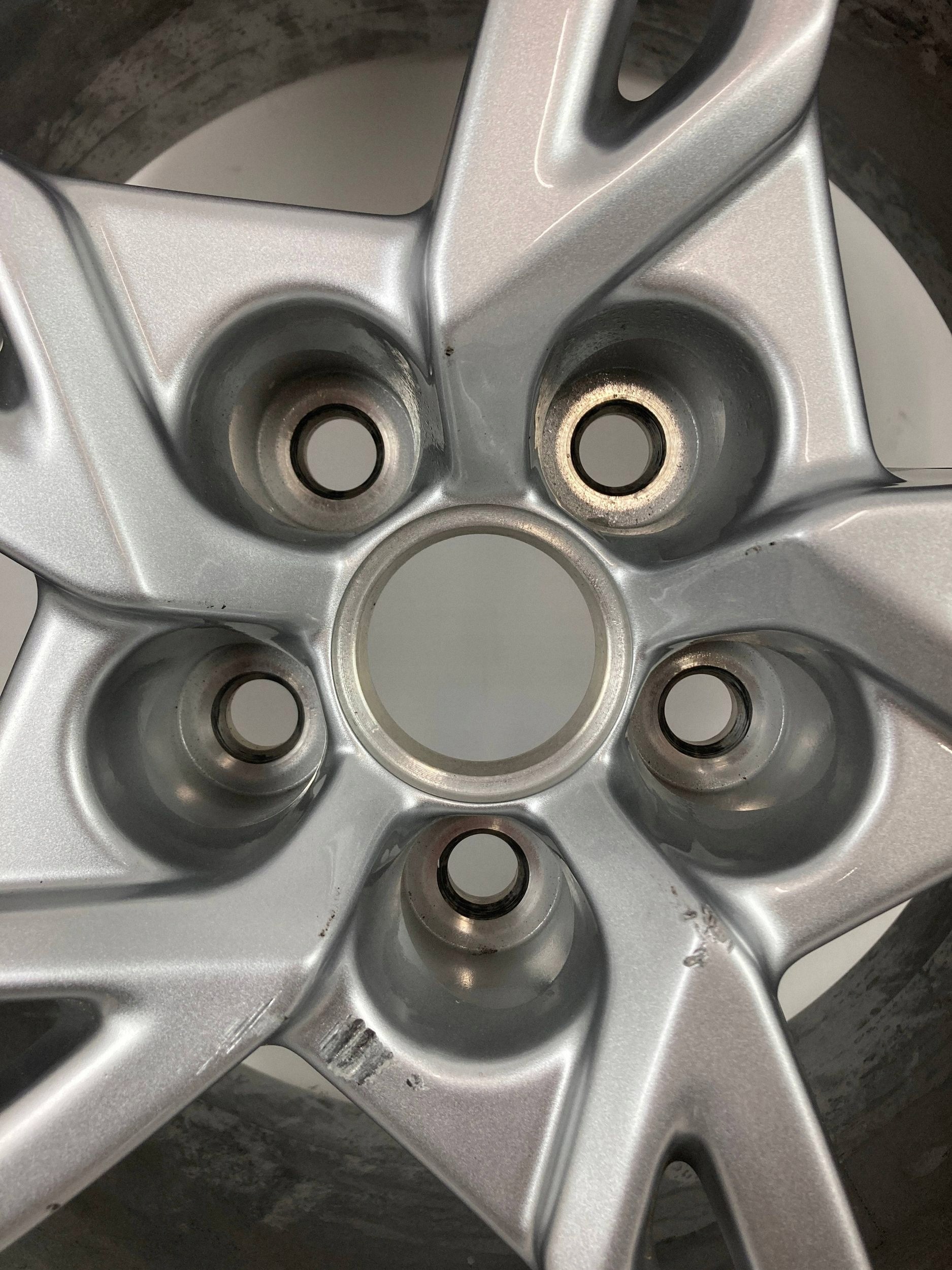 Chevrolet Corvette C8 Stingray disk disk hliníkový 20' OEM 2020-2024