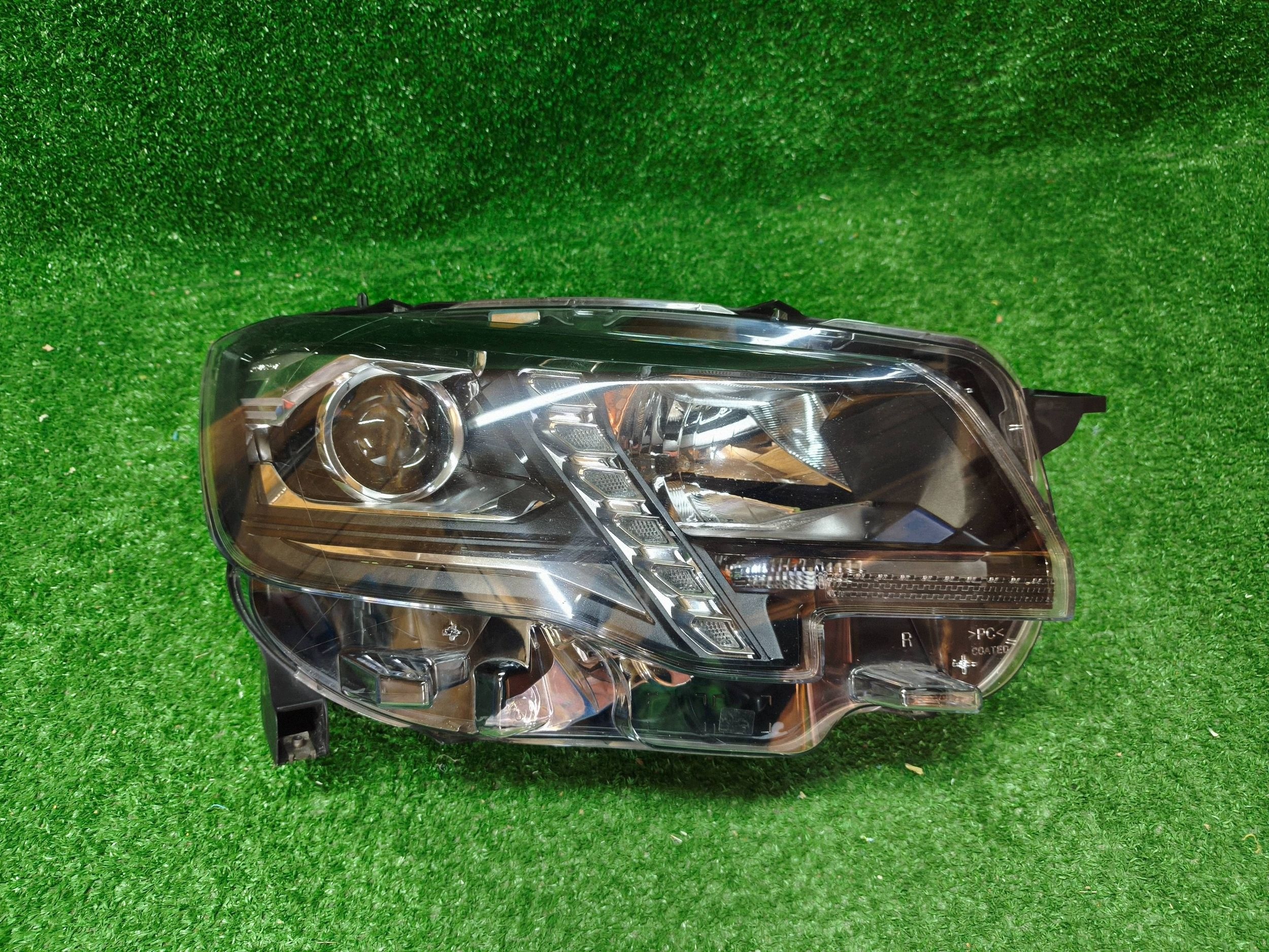 REFLEKTOR right front PEUGEOT RIFTER 18- lens LED NR.R1567