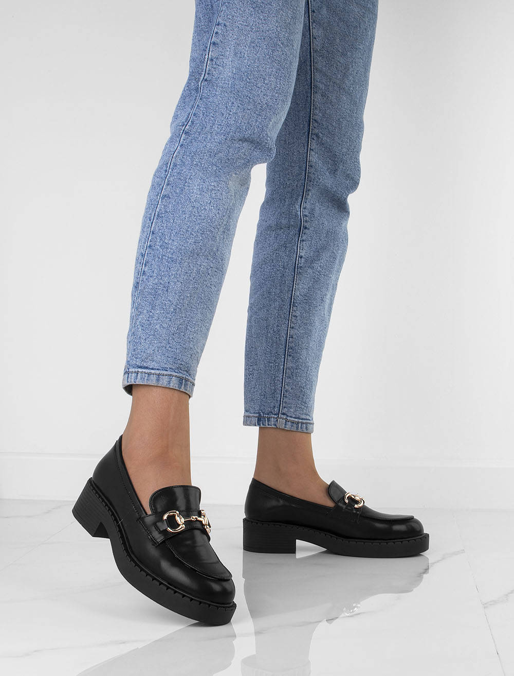 CZARNE MOKASYNY Z ŁAŃCUSZKIEM EKOSKÓRA 39 Rozmiar US 8