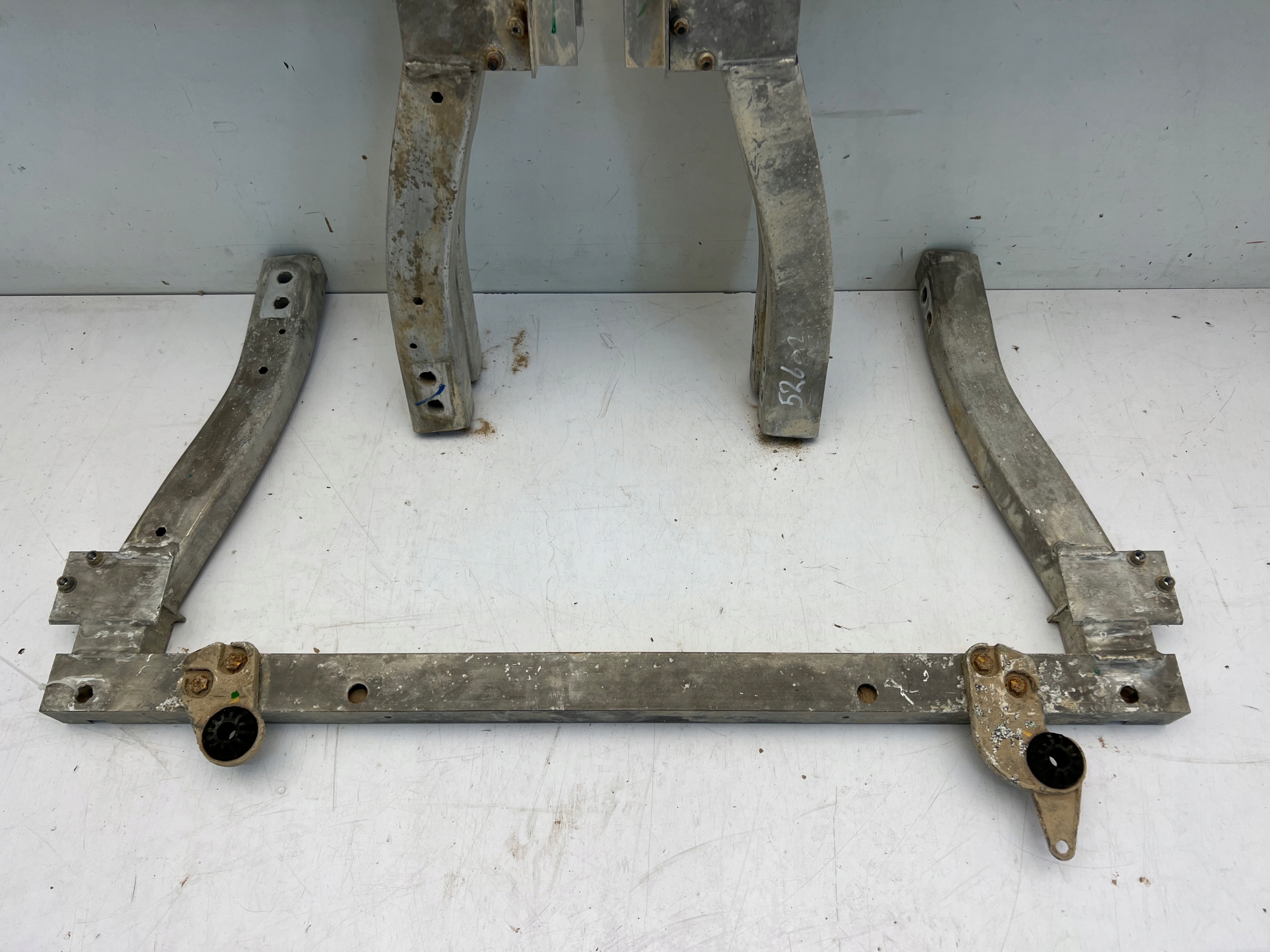 OPEL CORSA E BELKA DOLNA POD CHŁODNICE WZMOCNIENIE WSPORNIK 2014- Strona zabudowy przód