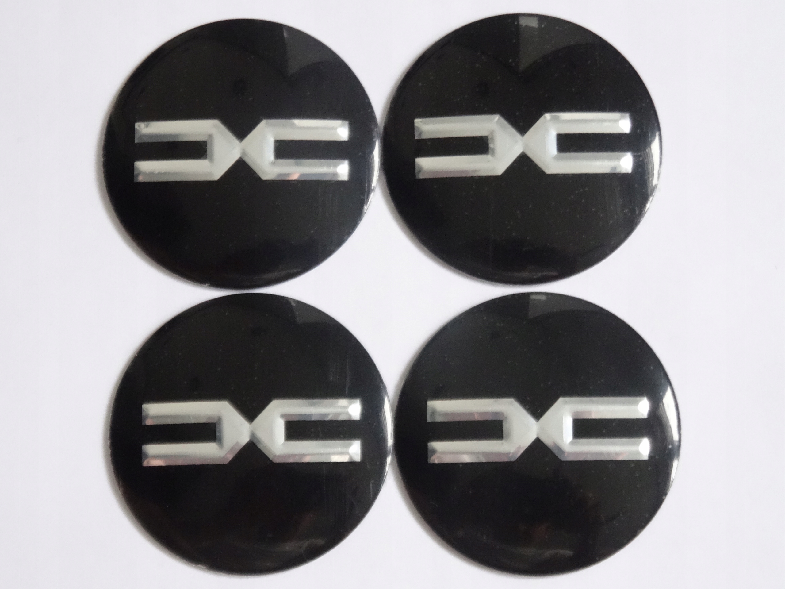 

4x Aluminiowe naklejki na dekielki Dacia 56mm czar