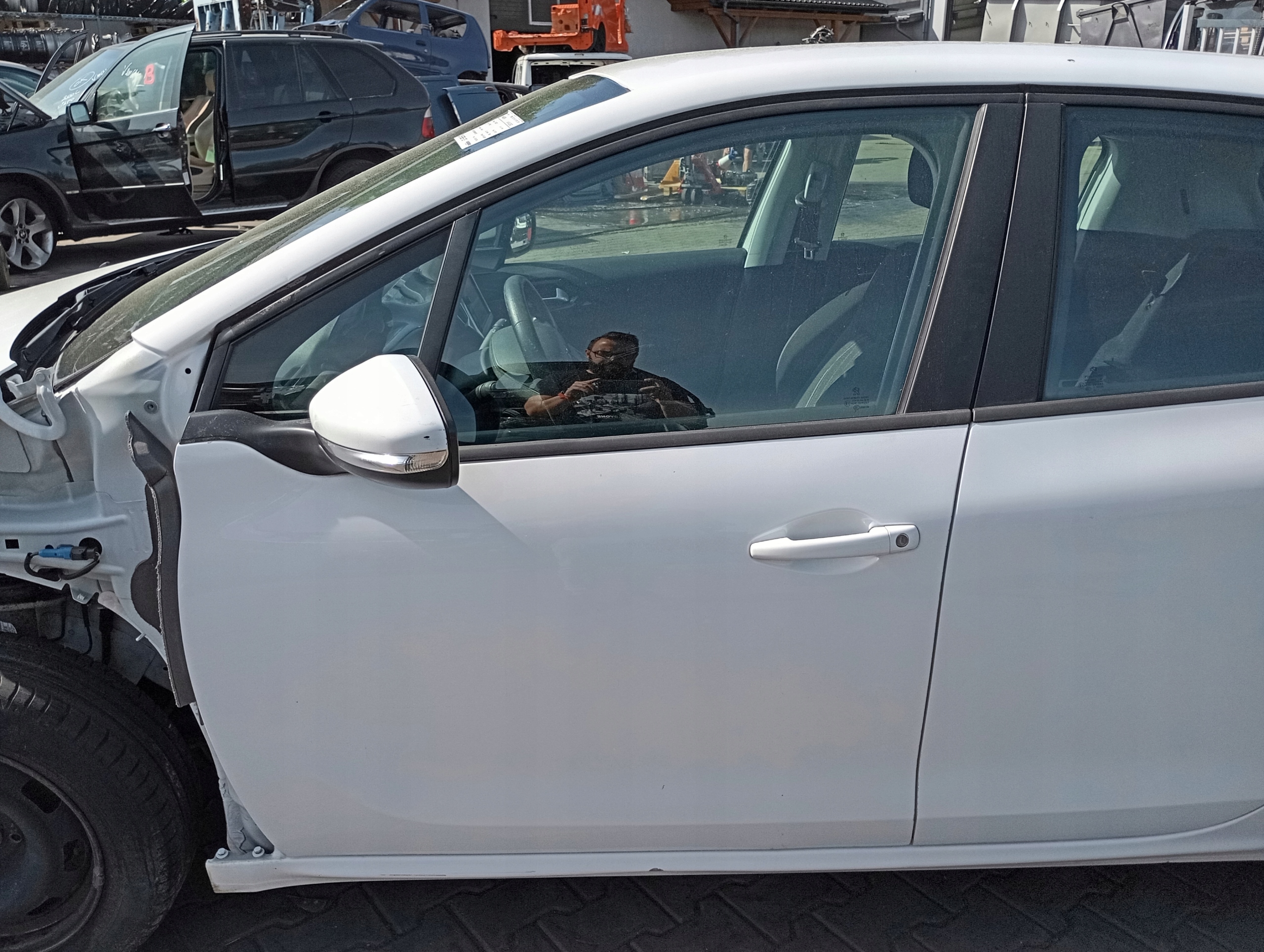 PEUGEOT 208 and 1 door front left BIALE 5D EWP