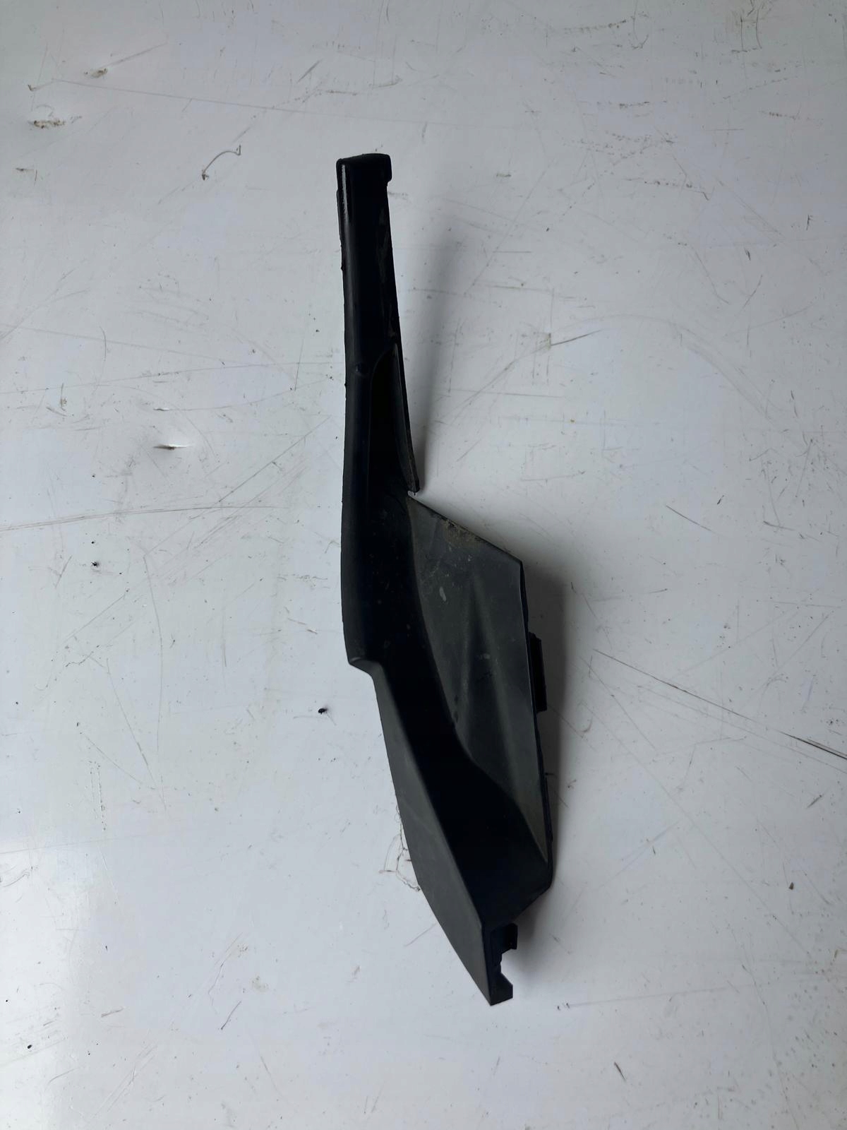 spoiler pipe end under the window right KIA RIO IV 86154-H8000