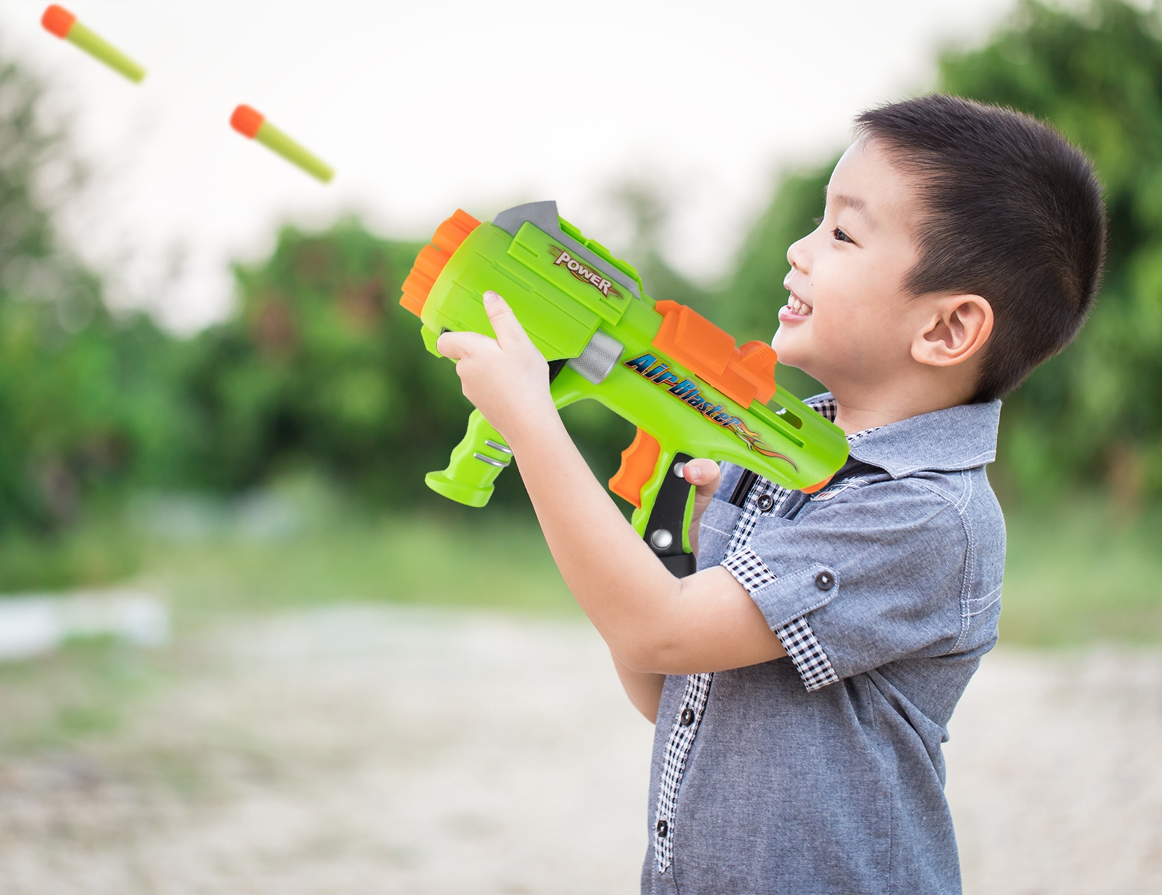 PISTOLET BROŃ STRIKE BLASTER STRZAŁKI PIANKOWE 10 Kolor dominujący odcienie zieleni