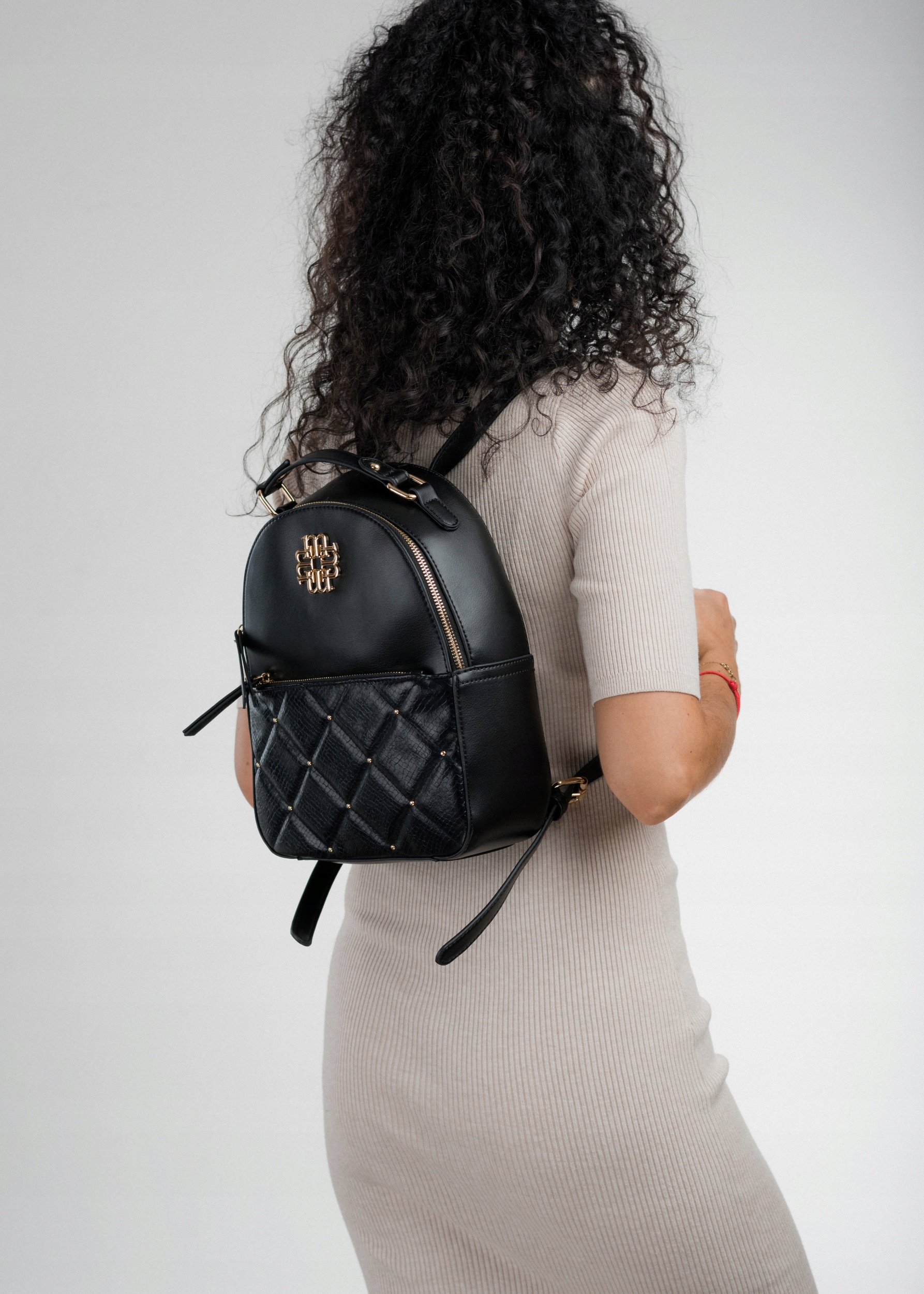 Priestranný dámsky batoh MONNARI Stylish Urban Black Logo Dominantným materiálom je ekologická koža