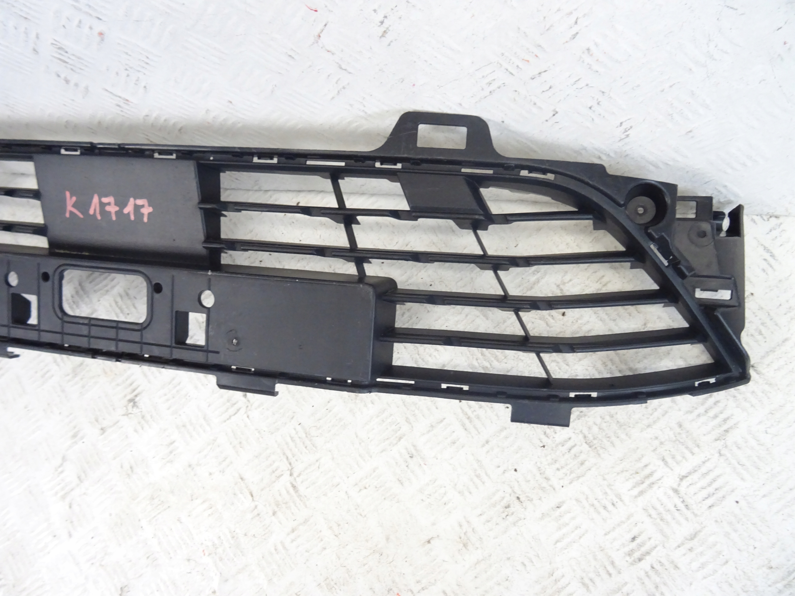 grid of a bumper front front RENAULT CLIO V 622541469R