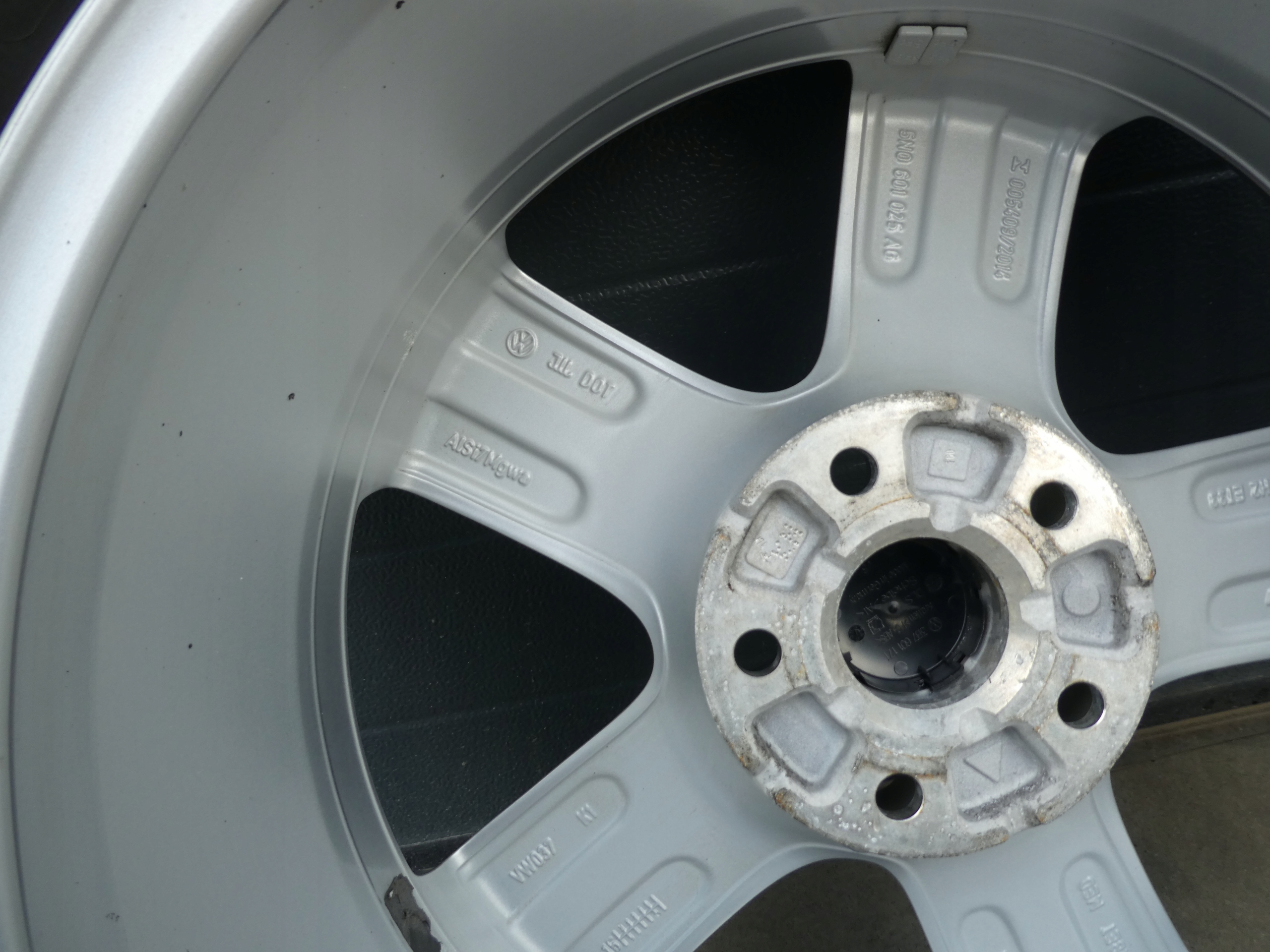 4X wheels discs tyres VW 5N0601025AG 2018R