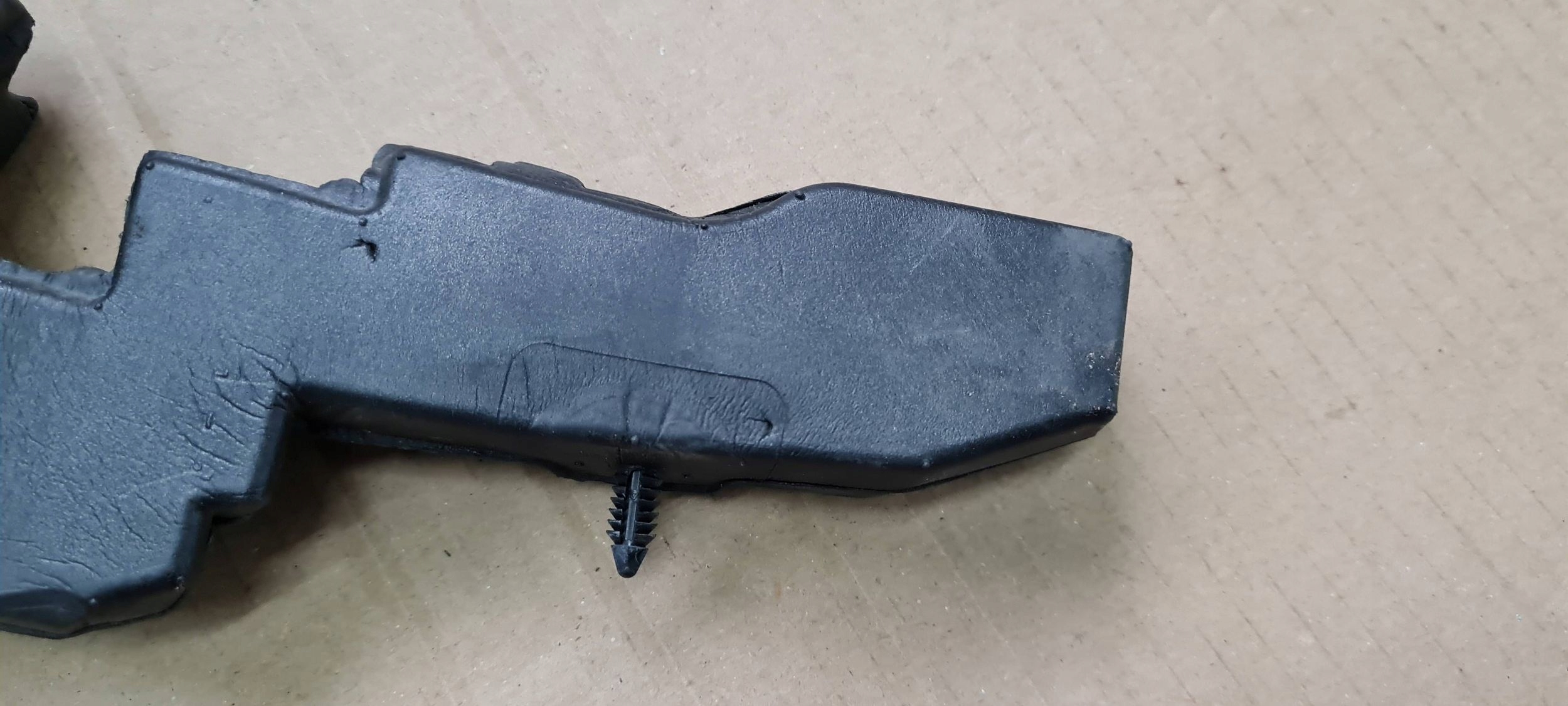 Chrysler Pacifica 2022 gasket under the window PIANKA under the window 68281476A