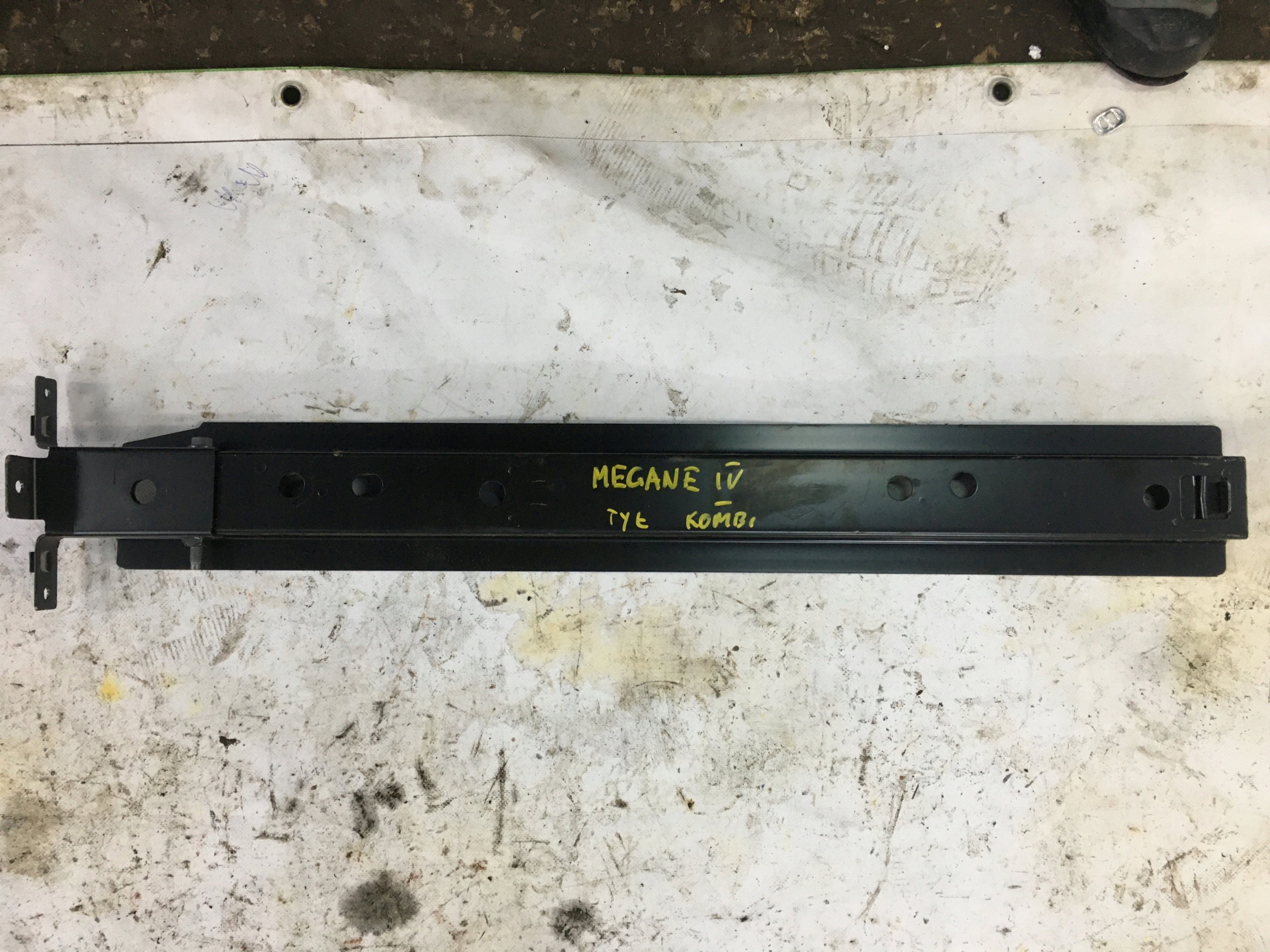 BELKA ROZPORKA BAGAZNIKA RENAULT MEGANE IV KOMBI