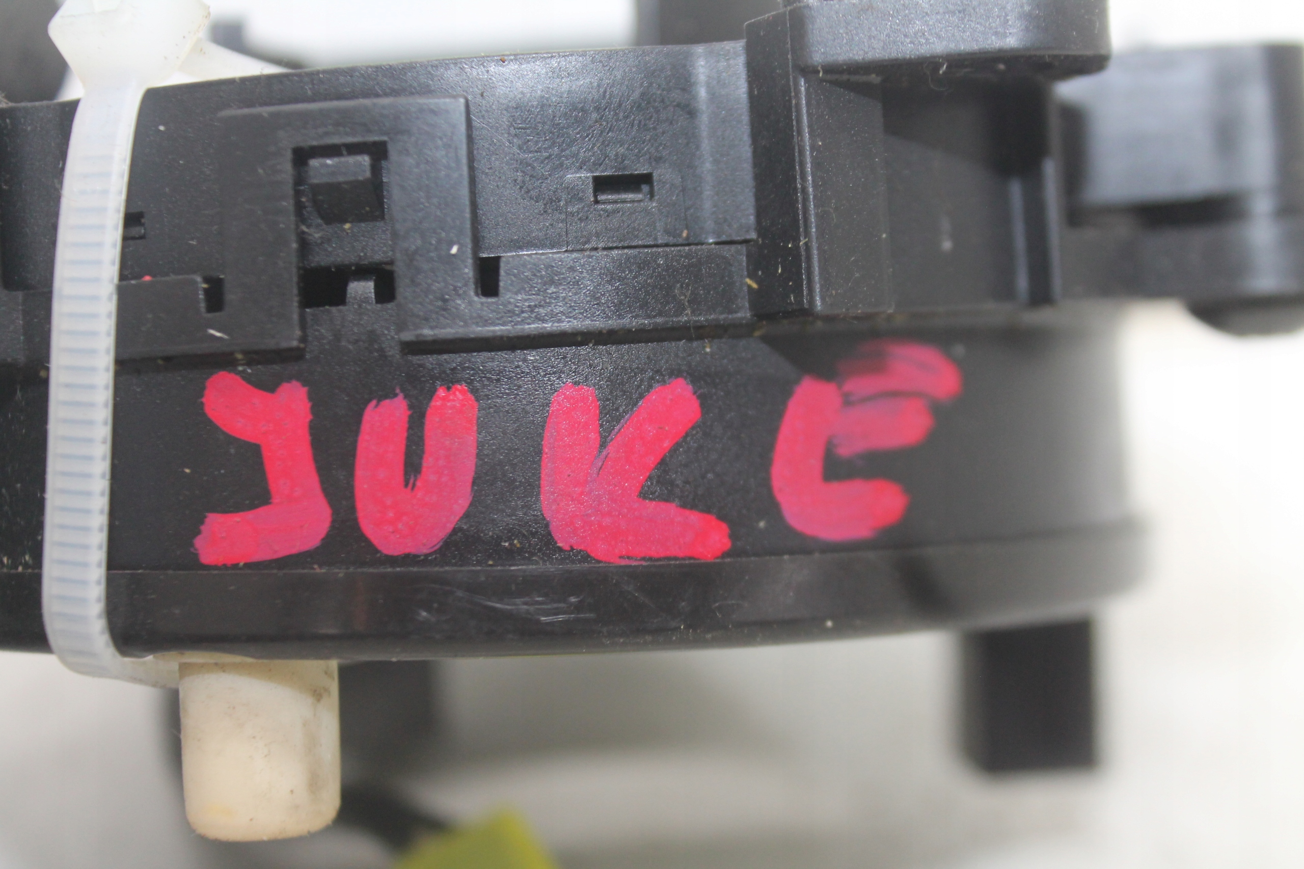 ring below steering wheel, ZWIJAK NISSAN JUKE
