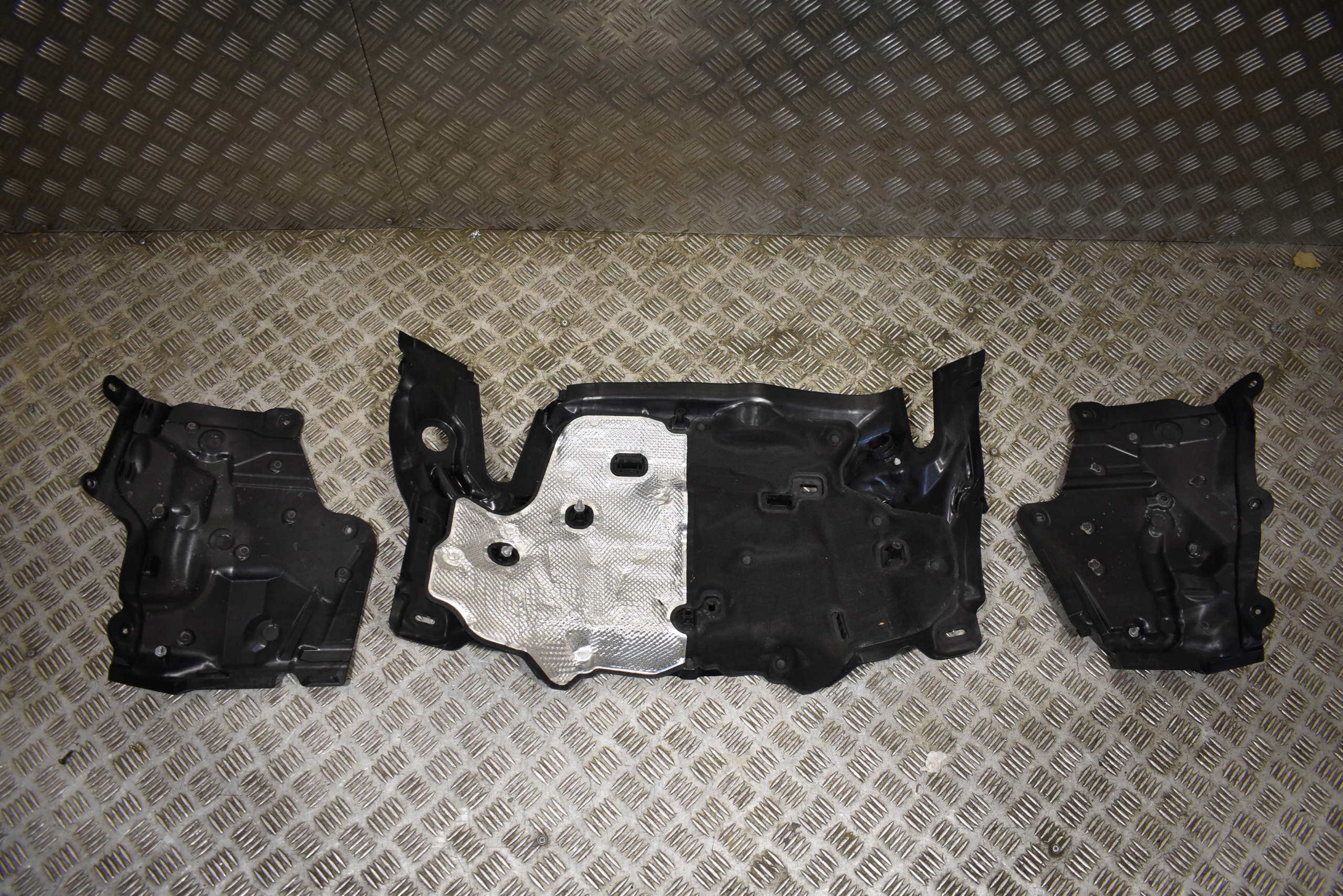 IDEALNA Blende Abdeckung wärmblech MERCEDES W214 X254 1