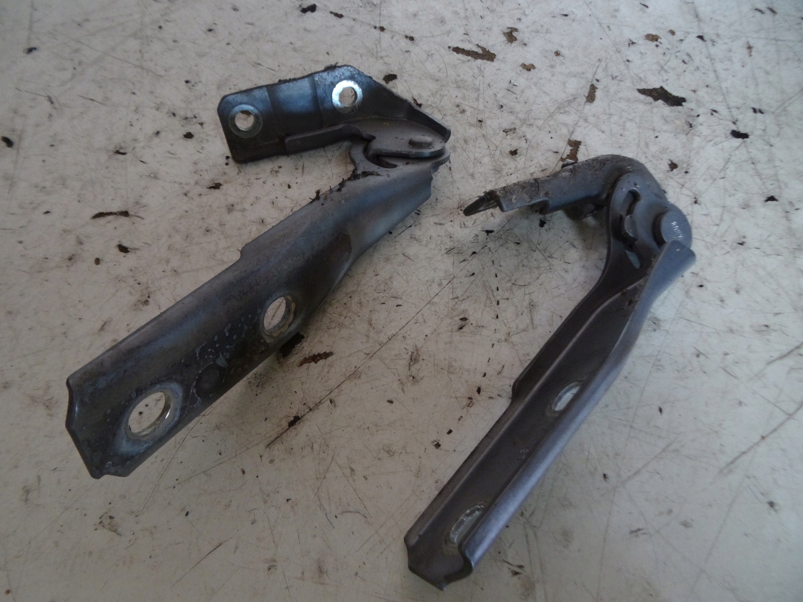 ПЕТЛІ КАПОТУ ЛІВИЙ ПРАВИЙ AUDI A3p