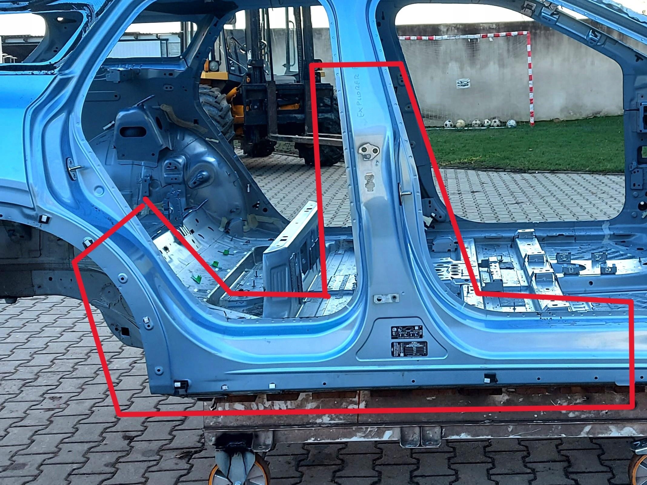 Ford Explorer VII R2KB quarter pillar central right