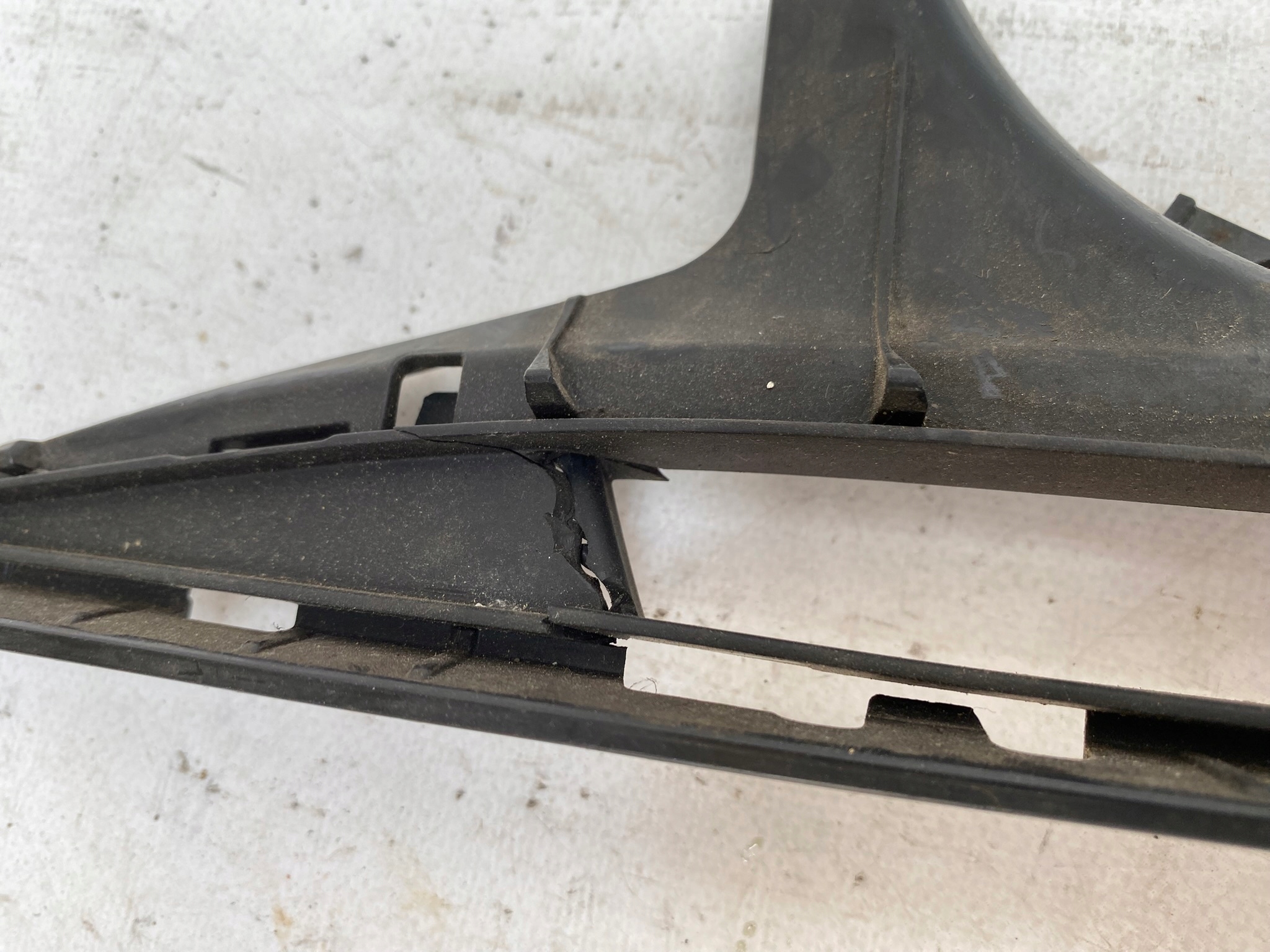 AUDI A6 C7 S-LINE 11- central grid of a bumper front 4G0807683