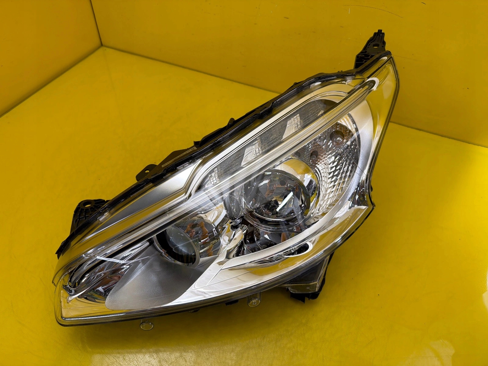 light left Peugeot 208 and lens Led 9802221480