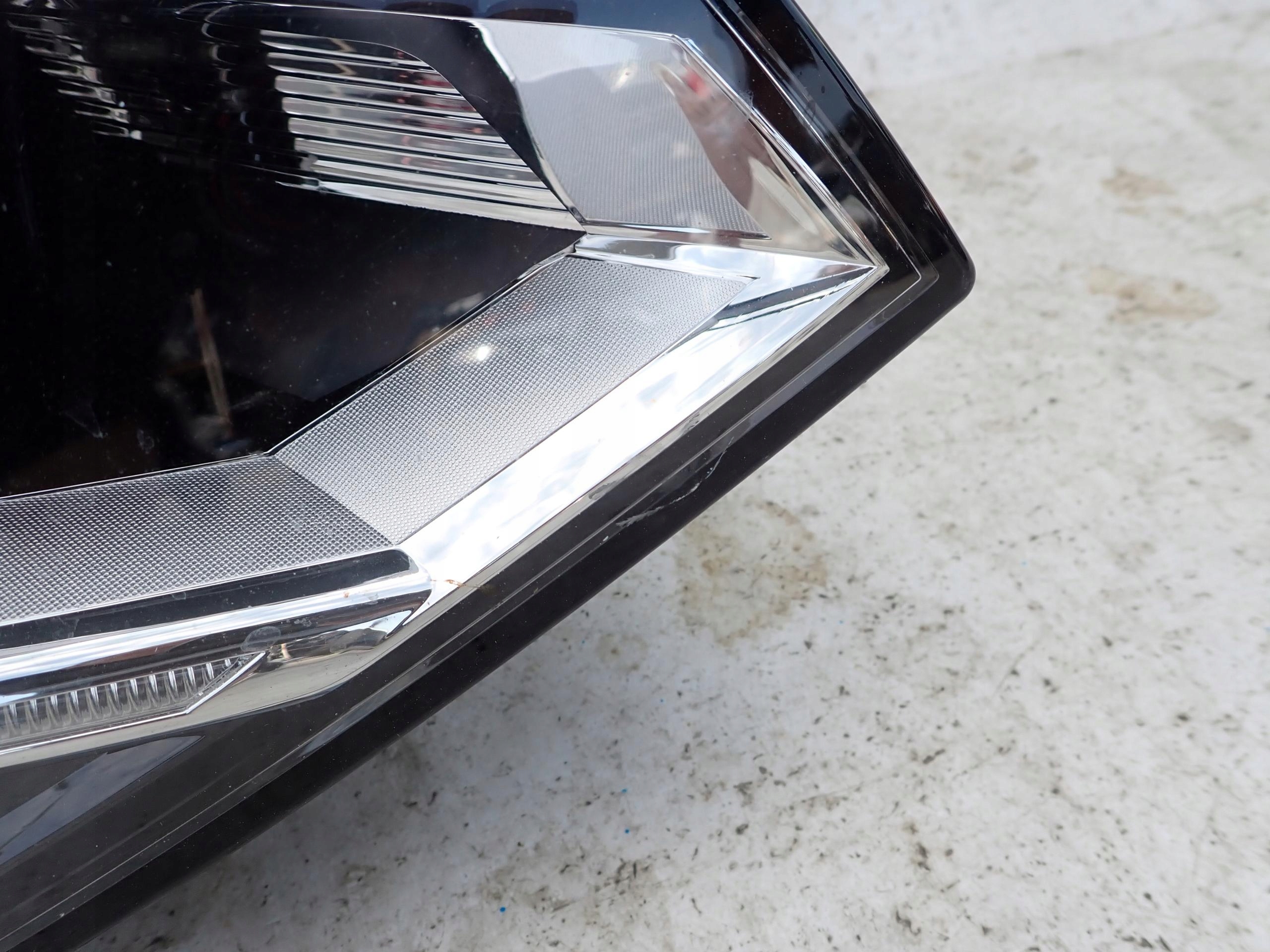 VW TOURAN II 5TB 15- FULL LED light right front