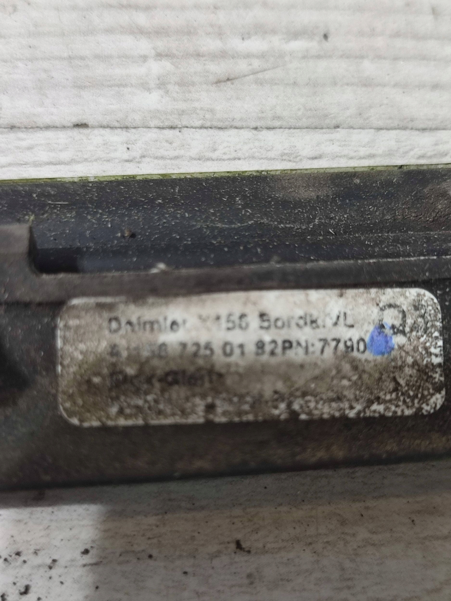 Mercedes-Benz GLA W156 2015 front left moulding door przednich